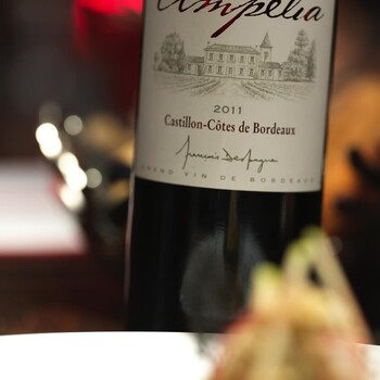 ☀️ SOLDES D'ÉTÉ | Château Ampélia 2011 : profitez d'un Castillon Côtes de Bordeaux à un tarif exceptionnel ! 🍷

Parvenu à son apogée, Château Ampélia 2011 dévoile un nez complexe de fruits mûrs, de tabac et de sous-bois. En bouche, les tanins soyeux, la matière veloutée et la belle fraîcheur offrent une dégustation harmonieuse et gourmande, idéale pour accompagner un confit de canard, un tournedos Rossini ou un plateau de fromages.

📦 La caisse bois de 12 bouteilles à 108€ au lieu de 162 € TTC, soit une réduction de 33% ! 💥
✨ Retrouvez cette offre et toute notre sélection de grands vins sur notre site Internet sécurisé 👉 jean-merlaut.com

⏳ Offre valable jusqu'au 28 juillet, dans la limite des stocks disponibles.

📸 • Château Ampélia

#jeanmerlaut #soldes #chateauampelia #castilloncotesdebordeaux #vinrouge #bordeauxwine #grandsvins #winelovers #vinsdebordeaux #jeanmerlautselection #bonsplansvin #wineoclock 

𝘓’𝘢𝘣𝘶𝘴 𝘥’𝘢𝘭𝘤𝘰𝘰𝘭 𝘦𝘴𝘵 𝘥𝘢𝘯𝘨𝘦𝘳𝘦𝘶𝘹 𝘱𝘰𝘶𝘳 𝘭𝘢 𝘴𝘢𝘯𝘵𝘦́, 𝘢̀ 𝘤𝘰𝘯𝘴𝘰𝘮𝘮𝘦𝘳 𝘢𝘷𝘦𝘤 𝘮𝘰𝘥𝘦́𝘳𝘢𝘵𝘪𝘰𝘯.