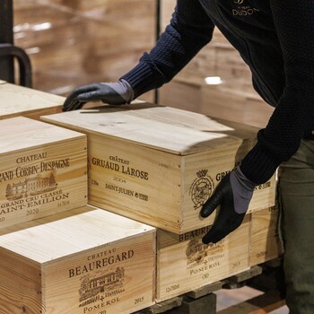 𝗙𝗢𝗜𝗥𝗘 𝗔𝗨𝗫 𝗩𝗜𝗡𝗦 | ‘‘𝙄𝒍 𝒚 𝒂 𝒑𝙚𝒖 𝒅𝙚 𝙘𝒉𝙖𝒏𝙘𝒆 𝒒𝙪𝒆 𝒍’𝒐𝙣 𝙣𝒆 𝒄𝙤𝒏𝙣𝒂𝙞𝒔𝙨𝒆 𝒑𝙖𝒔 𝒍𝙚 𝙩𝒆𝙧𝒓𝙤𝒊𝙧 𝙙’𝙪𝒏 𝒗𝙞𝒏 𝒒𝙪𝒆 𝒍’𝒐𝙣 𝙫𝒆𝙣𝒅."

Jean Merlaut SAS est une maison de négoce à taille humaine qui se démarque sur
plusieurs points. L’expertise de Jean Merlaut et de ses collaborateurs du vignoble bordelais, permet un conseil approfondi.
L’équipe met un point d’honneur à instaurer de la confiance avec sa clientèle, de la flexibilité dans la gestion des commandes, et dans la sélection des vins proposés, tous physiquement disponibles dans leurs entrepôts, assurant ainsi une meilleure
traçabilité et une bonne conservation.

📲 Contactez-nous pour plus de conseils au 05 57 97 77 35
🌼Profitez de notre Foire aux Vins de printemps jusqu'au 30 avril ! 👉 www.jean-merlaut.com

#jeanmerlaut #grandvin #sélectionpremium #vinrouge #bordeauxwine #bonsplansvin #jeanmerlautmoment #winelovers #bordeauxwines #jeanmerlautmoments #grandscrus #jeanmerlautteam #bordeauxlovers #vinsdebordeaux #grandscrusbordeaux #wineoclock #jeanmerlaut #bordeaux #jeanmerlautviticulteurabaurech #jeanmerlautexperts #baurech #winetime #jeanmerlautvins #jeanmerlautselection 

𝘓’𝘢𝘣𝘶𝘴 𝘥’𝘢𝘭𝘤𝘰𝘰𝘭 𝘦𝘴𝘵 𝘥𝘢𝘯𝘨𝘦𝘳𝘦𝘶𝘹 𝘱𝘰𝘶𝘳 𝘭𝘢 𝘴𝘢𝘯𝘵𝘦́, 𝘢̀ 𝘤𝘰𝘯𝘴𝘰𝘮𝘮𝘦𝘳 𝘢𝘷𝘦𝘤 𝘮𝘰𝘥𝘦́𝘳𝘢𝘵𝘪𝘰𝘯.