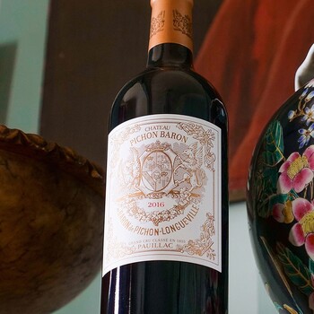 🍷 𝗖𝗵𝗮̂𝘁𝗲𝗮𝘂 𝗣𝗶𝗰𝗵𝗼𝗻 𝗕𝗮𝗿𝗼𝗻, 𝗔𝗽𝗽𝗲𝗹𝗹𝗮𝘁𝗶𝗼𝗻 𝗣𝗮𝘂𝗶𝗹𝗹𝗮𝗰
Un millésime d’exception, salué pour sa puissance et son élégance.
Au nez, des arômes intenses de cassis, de mûre et d’épices. En bouche, une structure veloutée, profonde et parfaitement équilibrée, qui révèle toute la noblesse de ce Grand Cru Classé. 
Un vin à la fois raffiné et puissant, taillé pour la garde mais déjà splendide aujourd’hui… Un incontournable pour les amateurs de Pauillac.
➤ Disponible sur notre site Internet sécurisé 👉 https://jean-merlaut.com/catalogue-des-vins/1615-chateau-pichon-baron-2016.html

📸 • @pichonbaron 

#jeanmerlautmoment #winelovers #bordeauxwines #jeanmerlaut #jeanmerlautmoments #grandscrus #jeanmerlautteam #terroir #bordeauxlovers #vinsdebordeaux #grandscrusbordeaux #wineoclock #bordeaux #jeanmerlautviticulteurabaurech #jeanmerlautexperts #baurech #winewinewine #winetime #negociant #châteupichonbaron #pichonbaron #pichonbaron2016 

𝘓’𝘢𝘣𝘶𝘴 𝘥’𝘢𝘭𝘤𝘰𝘰𝘭 𝘦𝘴𝘵 𝘥𝘢𝘯𝘨𝘦𝘳𝘦𝘶𝘹 𝘱𝘰𝘶𝘳 𝘭𝘢 𝘴𝘢𝘯𝘵𝘦́, 𝘢̀ 𝘤𝘰𝘯𝘴𝘰𝘮𝘮𝘦𝘳 𝘢𝘷𝘦𝘤 𝘮𝘰𝘥𝘦́𝘳𝘢𝘵𝘪𝘰𝘯.