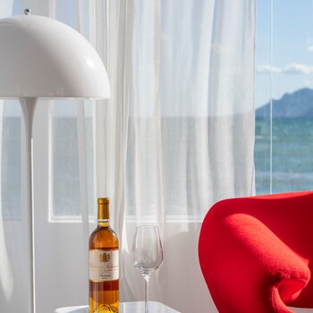 ✨ Château Suduiraut 2010 | Un grand Sauternes, entre richesse et élégance.

Grand vin du Sauternais, Château Suduiraut 2010 séduit par son équilibre remarquable entre puissance et fraîcheur. Il dévoile des arômes de fruits confits, de miel et d’épices, avec une bouche onctueuse et une finale subtilement épicée.
Un millésime d’une grande élégance, déjà magnifique à déguster aujourd’hui mais doté d’un superbe potentiel de garde.

🛒 jean-merlaut.com

#jeanmerlaut #chateausuduiraut #sauternes #1ercruclasse #bordeauxwine #vinblanc #vinsdebordeaux #winelovers #jeanmerlautselection #grandvin #sauterneslover

📸 • Château Suduiraut 

𝘓’𝘢𝘣𝘶𝘴 𝘥’𝘢𝘭𝘤𝘰𝘰𝘭 𝘦𝘴𝘵 𝘥𝘢𝘯𝘨𝘦𝘳𝘦𝘶𝘹 𝘱𝘰𝘶𝘳 𝘭𝘢 𝘴𝘢𝘯𝘵𝘦́, 𝘢̀ 𝘤𝘰𝘯𝘴𝘰𝘮𝘮𝘦𝘳 𝘢𝘷𝘦𝘤 𝘮𝘰𝘥𝘦́𝘳𝘢𝘵𝘪𝘰𝘯.