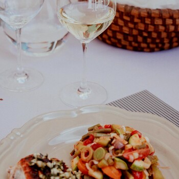 🍽️ Le bon vin est celui qui trouve naturellement sa place à table.

Un grand Bordeaux pour une pièce de viande, un blanc de Pessac-Léognan avec un poisson, un Sauternes avec un dessert… ou simplement une bouteille choisie pour le plaisir du partage.

Chez Jean Merlaut, notre sélection s’adresse aussi bien aux collectionneurs qu’aux amateurs qui recherchent la bouteille juste pour leur prochain repas.

À chaque table, son vin. 🍷

 📸 • Larrivet Haut-Brion blanc 2020 | @larrivethautbrion 

#jeanmerlaut #accordmetsvins #grandsvins #bordeauxwine #vinsdebordeaux #gastronomie #winelovers #jeanmerlautselection #larrivethautbrion2020 #larrivethautbrion #pessacleognan 

𝘓’𝘢𝘣𝘶𝘴 𝘥’𝘢𝘭𝘤𝘰𝘰𝘭 𝘦𝘴𝘵 𝘥𝘢𝘯𝘨𝘦𝘳𝘦𝘶𝘹 𝘱𝘰𝘶𝘳 𝘭𝘢 𝘴𝘢𝘯𝘵𝘦́, 𝘢̀ 𝘤𝘰𝘯𝘴𝘰𝘮𝘮𝘦𝘳 𝘢𝘷𝘦𝘤 𝘮𝘰𝘥𝘦́𝘳𝘢𝘵𝘪𝘰𝘯.