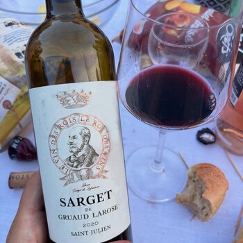 🍷 Sarget de Gruaud Larose 2020 rouge, Appellation Saint-Julien

Ce millésime 2020 séduit par son équilibre, son intensité aromatique et sa belle finesse. Des notes de cerises, de fruits noirs et d'épices s'entremêlent à des tanins soyeux pour offrir une bouche ample, fraîche et harmonieuse. Un vin déjà très séduisant, qui accompagnera aussi bien une belle pièce de bœuf qu'un magret de canard ou des fromages affinés.

✨ Une cuvée emblématique, sélectionnée par les experts Jean Merlaut, à découvrir dès maintenant sur notre site internet sécurisé 👉 https://jean-merlaut.com/catalogue-des-vins/3105-sarget-de-gruaud-2020.html

#jeanmerlaut #sargetdegruaudlarose #gruaudlarose #saintjulien #vinrouge #bordeauxwine #winelovers #grandsvins #vinsdebordeaux #jeanmerlautselection #wineoclock #sarget2020 #sargetdegruaudlarose2020 

📸 • @le_sipologue 

𝘓’𝘢𝘣𝘶𝘴 𝘥’𝘢𝘭𝘤𝘰𝘰𝘭 𝘦𝘴𝘵 𝘥𝘢𝘯𝘨𝘦𝘳𝘦𝘶𝘹 𝘱𝘰𝘶𝘳 𝘭𝘢 𝘴𝘢𝘯𝘵𝘦́, 𝘢̀ 𝘤𝘰𝘯𝘴𝘰𝘮𝘮𝘦𝘳 𝘢𝘷𝘦𝘤 𝘮𝘰𝘥𝘦́𝘳𝘢𝘵𝘪𝘰𝘯.
