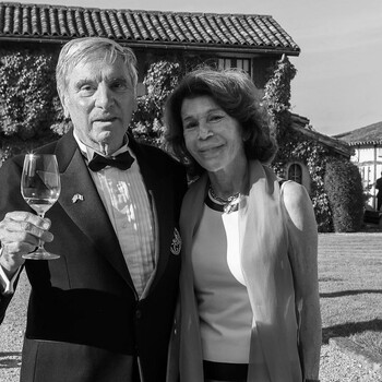 Nous avons appris avec une profonde tristesse le décès de Daniel Cathiard.
Visionnaire, entrepreneur engagé et figure majeure du vignoble bordelais, il a marqué durablement notre région et notre profession.

Jean Merlaut et ses collaborateurs adressent leurs plus sincères condoléances à son épouse, ses filles, ses proches et aux personnels de ses propriétés.

@smithhautlafitte @cathiardvineyard @caudalie @lessourcesdecaudalie