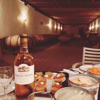 ☀️ L'été se savoure aussi en Sauternes… | Château Rabaud-Promis 2018, Appelaltion Sauternes

Loin d'être réservé aux fêtes de fin d'année, un grand Sauternes trouve toute sa place à la belle saison. Frais et d'une grande élégance, Château Rabaud-Promis 2018 dévoile de délicates notes d'abricot confit, de fruits exotiques, de miel et d'agrumes, portées par une magnifique fraîcheur.

À table, il sublime un foie gras, des gambas juste snackées, une cuisine asiatique légèrement épicée, un fromage à pâte persillée… et ose même l'accord avec une tarte aux abricots ou des pêches rôties.

🍇 Une invitation à redécouvrir le plaisir des grands vins liquoreux tout au long de l'été.

📦 Disponible en caisse bois de 6 bouteilles (75 cl) à 330 € TTC, soit 55 € la bouteille sur notre site Internet sécurisé 👉 https://jean-merlaut.com/catalogue-des-vins/2478-chateau-rabaud-promis-2018.html

#jeanmerlaut #chateaurabaudpromis #sauternes #grandcruclasse #vinliquoreux #accordmetsvins #bordeauxwine #winelovers #vinsdebordeaux #jeanmerlautselection #été #summer #grandsvins 

📸 • @chateaurabaudpromis 

𝘓’𝘢𝘣𝘶𝘴 𝘥’𝘢𝘭𝘤𝘰𝘰𝘭 𝘦𝘴𝘵 𝘥𝘢𝘯𝘨𝘦𝘳𝘦𝘶𝘹 𝘱𝘰𝘶𝘳 𝘭𝘢 𝘴𝘢𝘯𝘵𝘦́, 𝘢̀ 𝘤𝘰𝘯𝘴𝘰𝘮𝘮𝘦́𝘳𝘦𝘳 𝘢𝘷𝘦𝘤 𝘮𝘰𝘥𝘦́𝘳𝘢𝘵𝘪𝘰𝘯.
