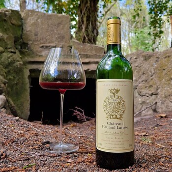 🍷 𝗖𝗵𝗮̂𝘁𝗲𝗮𝘂 𝗚𝗿𝘂𝗮𝘂𝗱 𝗟𝗮𝗿𝗼𝘀𝗲 𝟭𝟵𝟵𝟵, 𝗔𝗽𝗽𝗲𝗹𝗹𝗮𝘁𝗶𝗼𝗻 𝗦𝗮𝗶𝗻𝘁-𝗝𝘂𝗹𝗶𝗲𝗻
Sélectionné par nos experts, ce grand vin de Saint-Julien révèle toute la richesse de son millésime 1999. Puissance et élégance s’unissent dans une palette aromatique où se mêlent fruits noirs, épices délicates et une structure parfaitement équilibrée. Un vin de garde, taillé pour les plus belles tables ! 
📦 Découvrez "le Vin des Rois, le Roi des Vins" disponible sur notre site sécurisé 👉 https://jean-merlaut.com/catalogue-des-vins/1515-chateau-gruaud-larose-1999.html

📸 • @winewherever 

#jeanmerlautmoment #winelovers #bordeauxwines #jeanmerlaut #jeanmerlautmoments #grandscrus #jeanmerlautteam #terroir #bordeauxlovers
#vinsdebordeaux #wineoclock #bordeaux #jeanmerlautviticulteurabaurech #jeanmerlautexperts #baurech #winewinewine #winetime #negociant
#SélectionJeanMerlaut #BordeauxMoments #JeanMerlautMoments #GrandsVinsDeBordeaux #WineLovers #BordeauxWines #saintjulien
#châteaugruaudlarose #gruaudlarose #gruaudlarose1999

𝘓’𝘢𝘣𝘶𝘴 𝘥’𝘢𝘭𝘤𝘰𝘰𝘭 𝘦𝘴𝘵 𝘥𝘢𝘯𝘨𝘦𝘳𝘦𝘶𝘹 𝘱𝘰𝘶𝘳 𝘭𝘢 𝘴𝘢𝘯𝘵𝘦́, 𝘢̀ 𝘤𝘰𝘯𝘴𝘰𝘮𝘮𝘦𝘳 𝘢𝘷𝘦𝘤 𝘮𝘰𝘥𝘦́𝘳𝘢𝘵𝘪𝘰𝘯