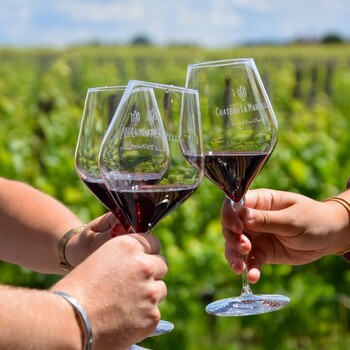 🍷 𝗖𝗵𝗮̂𝘁𝗲𝗮𝘂 𝗟𝗮 𝗠𝗮𝗿𝘇𝗲𝗹𝗹𝗲 𝟮𝟬𝟭𝟰 𝗿𝗼𝘂𝗴𝗲, 𝗔𝗽𝗽𝗲𝗹𝗹𝗮𝘁𝗶𝗼𝗻 𝗦𝗮𝗶𝗻𝘁-𝗘𝗺𝗶𝗹𝗶𝗼𝗻
Situé sur les beaux coteaux argilo-calcaires de Saint-Émilion, Château La Marzelle signe ici un millésime 2014 tout en finesse et en maturité. Ce vin rouge séduit par sa robe profonde, ses arômes de fruits noirs bien mûrs, relevés de subtiles notes boisées et d’épices douces.
🎯 Nos experts vous le proposent pour dégusterdès aujourd’hui, sur une viande rouge grillée, un plat mijoté ou un plateau de fromages affinés.

📦 Achetez votre caisse bois de 12 bouteilles sur notre site Internet👉 https://jean-merlaut.com/catalogue-des-vins/1121-chateau-la-marzelle-2014.html

📸 •  @chateaulamarzelle 

#jeanmerlautmoment #winelovers #bordeauxwines #jeanmerlaut #jeanmerlautmoments #grandscrus #jeanmerlautteam #terroir #bordeauxlovers #vinsdebordeaux #wineoclock #bordeaux #jeanmerlautviticulteurabaurech #jeanmerlautexperts #baurech #winewinewine #winetime #negociant #SélectionJeanMerlaut #BordeauxMoments #JeanMerlautMoments #GrandsVinsDeBordeaux #WineLovers #BordeauxWines #lamarzelle #châteaulamarzelle #saintemilion

𝘓’𝘢𝘣𝘶𝘴 𝘥’𝘢𝘭𝘤𝘰𝘰𝘭 𝘦𝘴𝘵 𝘥𝘢𝘯𝘨𝘦𝘳𝘦𝘶𝘹 𝘱𝘰𝘶𝘳 𝘭𝘢 𝘴𝘢𝘯𝘵𝘦́, 𝘢̀ 𝘤𝘰𝘯𝘴𝘰𝘮𝘮𝘦𝘳 𝘢𝘷𝘦𝘤 𝘮𝘰𝘥𝘦́𝘳𝘢𝘵𝘪𝘰𝘯.