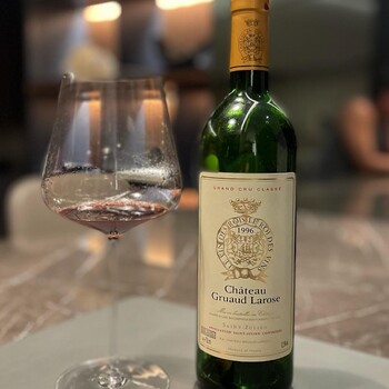 🍷 𝗡𝗢𝗦 𝗕𝗘𝗔𝗨𝗫 𝗠𝗜𝗟𝗟𝗘𝗦𝗜𝗠𝗘𝗦 | Structuré, puissant, élégant, découvrez cette bouteille rare de Château Gruaud Larose 1996 rouge, Appellation Saint-Julien ! 
➤ En savoir plus et achetez ce magnifique grand cru classé depuis 1855 sur notre site Internet 👉 https://jean-merlaut.com/fin-de-lots/3242-chateau-gruaud-larose-1996.html

📷 • @twoanonasians (photo retouchée)

#jeanmerlaut #jeanmerlautvins #jeanmerlautselection #bordeaux #jeanmerlautteam #grandcru #bordeauxgrandscrus #grandsvins #vinrouge #redwine #winelovers #winetime #wineoclock #winewinewine #baurech #chateaugruaudlarose #chateaugruaudlarose1996 #gruaudlarose #gruaudlarose1996 #nosbeauxmillesimes #vieuxmillesimes #oldvintage 

𝘓’𝘢𝘣𝘶𝘴 𝘥’𝘢𝘭𝘤𝘰𝘰𝘭 𝘦𝘴𝘵 𝘥𝘢𝘯𝘨𝘦𝘳𝘦𝘶𝘹 𝘱𝘰𝘶𝘳 𝘭𝘢 𝘴𝘢𝘯𝘵𝘦́, 𝘢̀ 𝘤𝘰𝘯𝘴𝘰𝘮𝘮𝘦𝘳 𝘢𝘷𝘦𝘤 𝘮𝘰𝘥𝘦́𝘳𝘢𝘵𝘪𝘰𝘯.