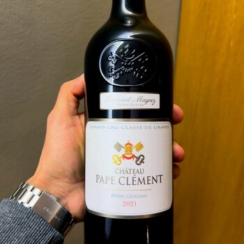 ⏳ 𝗙𝗢𝗜𝗥𝗘 𝗔𝗨𝗫 𝗩𝗜𝗡𝗦 | Vous avez jusqu’à demain jeudi 30 avril pour bénéficier de notre foire aux vins.
🍷 Ne manquez pas cette dernière opportunité de découvrir 𝗖𝗵𝗮̂𝘁𝗲𝗮𝘂 𝗣𝗮𝗽𝗲 𝗖𝗹𝗲́𝗺𝗲𝗻𝘁 𝟮𝟬𝟮𝟭 𝗿𝗼𝘂𝗴𝗲.  Grand vin de Pessac-Léognan, ce millésime 2021 séduit par sa profondeur et son élégance. Une structure raffinée, des tanins soyeux et une palette aromatique complexe mêlant fruits noirs, notes fumées et touches épicées.

💫 Offre privilégiée, la caisse bois de 6 bouteilles à 408€ TTC au lieu de 492€ TTC ici 👉 https://jean-merlaut.com/catalogue-des-vins/3421-chateau-pape-clement-rouge-2021.html
 
📸 • @joaogustavocabral 

#jeanmerlaut #foireauxvins #pessacleognan #vinblanc #bordeauxwine #grandsvins #winelovers #jeanmerlautmoment #winelovers #bordeauxwines #jeanmerlaut #jeanmerlautmoments #grandscrus #jeanmerlautteam #terroir #bordeauxlovers #vinsdebordeaux #grandscrusbordeaux #wineoclock #bordeaux #jeanmerlautviticulteurabaurech #jeanmerlautexperts #baurech #jeanmerlautvins #jeanmerlautselection #grandcruclassé #nosconseils #lesconseilsvin #sitemarchand #ecommerce 

𝘓’𝘢𝘣𝘶𝘴 𝘥’𝘢𝘭𝘤𝘰𝘰𝘭 𝘦𝘴𝘵 𝘥𝘢𝘯𝘨𝘦𝘳𝘦𝘶𝘹 𝘱𝘰𝘶𝘳 𝘭𝘢 𝘴𝘢𝘯𝘵𝘦́, 𝘢̀ 𝘤𝘰𝘯𝘴𝘰𝘮𝘮𝘦𝘳 𝘢𝘷𝘦𝘤 𝘮𝘰𝘥𝘦́𝘳𝘢𝘵𝘪𝘰𝘯.