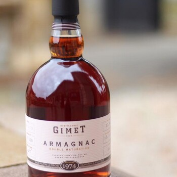 🧡 𝗚𝗶𝗺𝗲𝘁 𝗔𝗿𝗺𝗮𝗴𝗻𝗮𝗰 𝟭𝟵𝟳𝟰 🥃
50 ans d'âge ! L'Armagnac millésimé 1974 de Gimet est une véritable merveille pour les connaisseurs. Avec une première bouche beurrée et légèrement vanillée, ce millésimé révèle ensuite des notes de tabac et de chocolat très noir, pour finir sur une finale riche en arômes de cuir. Une expérience de dégustation exceptionnelle à ne pas manquer.
➤ Achetez votre bouteille sélectionnée pour vous, par nos experts 👉
https://jean-merlaut.com/spiritueux/2542-armagnac-gimet.html

📸 • Distillerie Gimet

#jeanmerlautmoment #winelovers #bordeauxwines #jeanmerlaut #jeanmerlautmoments #grandscrus #jeanmerlautteam #terroir #bordeauxlovers #vinsdebordeaux #grandscrusbordeaux #wineoclock #bordeaux #jeanmerlautviticulteurabaurech #jeanmerlautexperts #baurech #winewinewine #winetime #negociant #spiritueux #armagnac #gimet #gimetarmagnac #distilleriegimet
