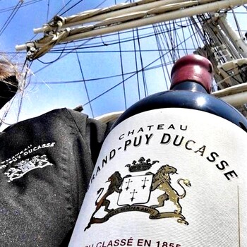 ☀️ SOLDES D'ETE | Demain, c'est la fin des soldes ! 
Château Grand-Puy Ducasse 2005 en magnum : l’opportunité de déguster un grand Pauillac dans un format différent ! 🍷

5ème Grand Cru Classé de Pauillac, ce Château Grand-Puy Ducasse 2005 révèle toute la noblesse de la rive gauche dans un millésime de référence.
Un Pauillac racé, idéal sur des viandes grillées, un agneau ou un beau repas de fête. 🍇

📦 Caisse bois 6 Magnums (150 cl) à 720€ au lieu de 900€ TTC (-25%) 💥
✨ Retrouvez cette offre sur notre site Internet sécurisé👉 jean-merlaut.com

⏳ Offre valable jusqu'à demain minuit, dans la limite des stocks disponibles.

📸 •  @chateaugrandpuyducasse (photo retouchée)

#jeanmerlaut #pauillac #bordeauxwine #grandcruclasse #grandpuyducasse #chateaugrandpuyducasse #vinrouge #magnum #winelovers #vinsdebordeaux #grandsvins #bonsplansvin 

𝘓’𝘢𝘣𝘶𝘴 𝘥’𝘢𝘭𝘤𝘰𝘰𝘭 𝘦𝘴𝘵 𝘥𝘢𝘯𝘨𝘦𝘳𝘦𝘶𝘹 𝘱𝘰𝘶𝘳 𝘭𝘢 𝘴𝘢𝘯𝘵𝘦́, 𝘢̀ 𝘤𝘰𝘯𝘴𝘰𝘮𝘮𝘦𝘳 𝘢𝘷𝘦𝘤 𝘮𝘰𝘥𝘦́𝘳𝘢𝘵𝘪𝘰𝘯.