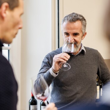 🤝 Derrière chaque bouteille, une relation de confiance.

Notre histoire repose sur une proximité étroite avec les propriétés bordelaises.

Cette relation nous permet de suivre les domaines, de comprendre leurs choix et leur évolution, et de vous proposer des vins que nous connaissons véritablement.

Chez Jean Merlaut, nous croyons que le commerce du vin est avant tout une histoire de relations humaines, de confiance et de passion partagée. 🍇

#jeanmerlaut #bordeaux #proprietes #vignoblebordelais #savoirfaire #expertise #grandsvins #winelovers