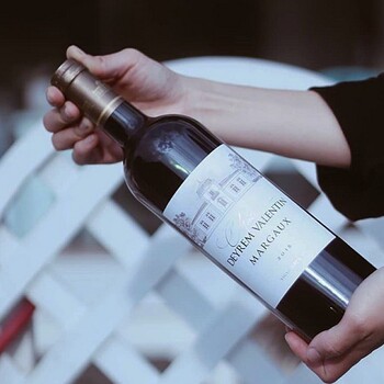 🍷 𝗖𝗵𝗮̂𝘁𝗲𝗮𝘂 𝗗𝗲𝘆𝗿𝗲𝗺 𝗩𝗮𝗹𝗲𝗻𝘁𝗶𝗻 𝟮𝟬𝟭𝟲, 𝗔𝗽𝗽𝗲𝗹𝗹𝗮𝘁𝗶𝗼𝗻 𝗠𝗮𝗿𝗴𝗮𝘂𝘅
Ce Margaux 2016 séduit par son élégance et sa finesse. Une belle structure, des tanins soyeux et une palette aromatique raffinée mêlant fruits rouges mûrs, notes florales et subtiles touches épicées.

Un vin harmonieux, à la fois accessible et racé, parfait pour accompagner une cuisine délicate ou sublimer un moment de dégustation.

✨ Une valeur sûre, recommandée par nos experts pour enrichir votre cave.

➤ À découvrir dès maintenant sur notre site 👉
https://jean-merlaut.com/catalogue-des-vins/1694-chateau-deyrem-valentin-2016.html

📸 • @nicholaspearcewines

#jeanmerlaut #margaux #châteaudeyremvalentin #conseildexpert #bordeaux #grandsvins #bordeauxwines #jeanmerlautmoments #grandscrus #jeanmerlautteam #bordeauxlovers #vinsdebordeaux #grandscrusbordeaux #wineoclock #JeanMerlaut #jeanmerlautviticulteurabaurech #jeanmerlautexperts #baurech #winetime #jeanmerlautvins #jeanmerlautselection

𝘓’𝘢𝘣𝘶𝘴 𝘥’𝘢𝘭𝘤𝘰𝘰𝘭 𝘦𝘴𝘵 𝘥𝘢𝘯𝘨𝘦𝘳𝘦𝘶𝘹 𝘱𝘰𝘶𝘳 𝘭𝘢 𝘴𝘢𝘯𝘵𝘦́, 𝘢̀ 𝘤𝘰𝘯𝘴𝘰𝘮𝘮𝘦𝘳 𝘢𝘷𝘦𝘤 𝘮𝘰𝘥𝘦́𝘳𝘢𝘵𝘪𝘰𝘯.