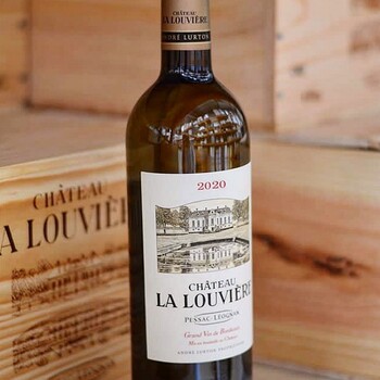 ✨ 𝗙𝗢𝗜𝗥𝗘 𝗔𝗨𝗫 𝗩𝗜𝗡𝗦 | 𝗖𝗵𝗮̂𝘁𝗲𝗮𝘂 𝗟𝗮 𝗟𝗼𝘂𝘃𝗶𝗲̀𝗿𝗲 𝟮𝟬𝟮𝟬 𝗯𝗹𝗮𝗻𝗰, 𝗔𝗽𝗽𝗲𝗹𝗹𝗮𝘁𝗶𝗼𝗻 𝗣𝗲𝘀𝘀𝗮𝗰-𝗟𝗲́𝗼𝗴𝗻𝗮𝗻

À l’occasion de notre foire aux vins, laissez-vous séduire par Château La Louvière 2020 blanc. Ce Pessac-Léognan incarne toute la finesse de son appellation. Une bouche précise et équilibrée, portée par une belle fraîcheur et des arômes délicats d’agrumes, de fleurs blanches et de fruits à chair blanche.

🛒 La caisse bois de 6 bouteilles à 141€ TTC au lieu de 162€ TTC, rendez-vous sur notre site Internet sécurisé 👉 https://jean-merlaut.com/catalogue-des-vins/3030-chateau-la-louviere-blanc-2020.html

⏳ Offre valable jusqu'au 30 avril.

📸 • @chateaulalouviere 

#jeanmerlaut #foireauxvins #pessacleognan #vinblanc #bordeauxwine #grandsvins #winelovers #jeanmerlautmoment #winelovers #bordeauxwines #jeanmerlaut #jeanmerlautmoments #grandscrus #jeanmerlautteam #terroir #bordeauxlovers #vinsdebordeaux #grandscrusbordeaux #wineoclock #bordeaux #jeanmerlautviticulteurabaurech #jeanmerlautexperts #baurech #jeanmerlautvins #jeanmerlautselection #grandcruclassé #nosconseils #lesconseilsvin #sitemarchand #ecommerce 

𝘓’𝘢𝘣𝘶𝘴 𝘥’𝘢𝘭𝘤𝘰𝘰𝘭 𝘦𝘴𝘵 𝘥𝘢𝘯𝘨𝘦𝘳𝘦𝘶𝘹 𝘱𝘰𝘶𝘳 𝘭𝘢 𝘴𝘢𝘯𝘵𝘦́, 𝘢̀ 𝘤𝘰𝘯𝘴𝘰𝘮𝘮𝘦𝘳 𝘢𝘷𝘦𝘤 𝘮𝘰𝘥𝘦́𝘳𝘢𝘵𝘪𝘰𝘯.