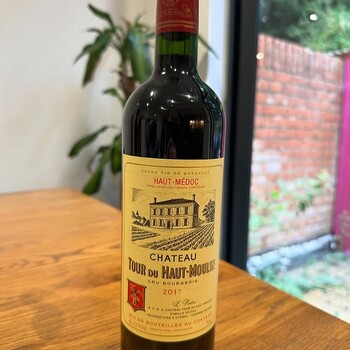 ❤ 𝗖𝗵𝗮̂𝘁𝗲𝗮𝘂 𝗧𝗼𝘂𝗿 𝗱𝘂 𝗛𝗮𝘂𝘁-𝗠𝗼𝘂𝗹𝗶𝗻 𝟮𝟬𝟭𝟳, 𝗔𝗽𝗽𝗲𝗹𝗹𝗮𝘁𝗶𝗼𝗻 𝗛𝗮𝘂𝘁-𝗠𝗲́𝗱𝗼𝗰
Finesse, équilibre et élégance, voilà ce qui définit le Château Tour du Haut-Moulin 2017, un superbe Haut-Médoc sélectionné par les experts Jean Merlaut.
Un millésime à découvrir absolument, parfait pour accompagner viandes rouges, plats en sauce et fromages affinés.🥩🧀
➤ Un incontournable pour les amateurs de vins de caractère à découvrir sur notre site Internet ! 👉 https://jean-merlaut.com/

📸 • @finewinesguy (photo retouchée)

#jeanmerlautmoment #winelovers #bordeauxwines #jeanmerlaut #jeanmerlautmoments #grandscrus #jeanmerlautteam #terroir #bordeauxlovers #vinsdebordeaux #grandscrusbordeaux #wineoclock #bordeaux #jeanmerlautviticulteurabaurech #jeanmerlautexperts #baurech #winewinewine #winetime #negociant #chateautourduhautmoulin #tourduhautmoulin #hautmedoc #tourduhautmoulin2017 #chateautourduhautmoulin2017