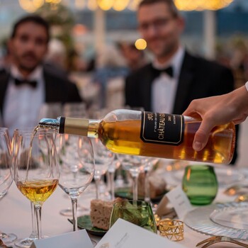 ☀ SOLDES D'ÉTÉ | Château Guiraud 2003, un grand Sauternes à un tarif exceptionnel !

Premier Grand Cru Classé de Sauternes, Château Guiraud 2003 dévoile un nez ensorcelant et expressif. En bouche, sa superbe liqueur, ample et généreuse, s’équilibre parfaitement grâce à une noble et délicate amertume qui lui apporte fraîcheur et finesse. 
Un Sauternes d’exception, tout en richesse et élégance, idéal avec un foie gras, un dessert aux fruits ou un moment de pure gourmandise.🍯🍑

📦 La caisse bois de 12 bouteilles à 468 € TTC au lieu de 648 € TTC soit -27 % 💥
✨ Retrouvez cette offre et toute notre sélection de grands vins sur notre site Internet sécurisé 👉 https://jean-merlaut.com/catalogue-des-vins/1524-chateau-guiraud-2003.html

⏳ Offre valable jusqu'au 28 juillet, dans la limite des stocks disponibles.

📸 •  Château Guiraud (photo retouchée)

#jeanmerlaut #soldes #chateaguiraud #guiraud #châteauguiraud #sauternes #vinliquoreux #grandcru #bordeauxwine #winelovers #vinsdebordeaux #jeanmerlautselection #bonsplansvin

𝘓’𝘢𝘣𝘶𝘴 𝘥’𝘢𝘭𝘤𝘰𝘰𝘭 𝘦𝘴𝘵 𝘥𝘢𝘯𝘨𝘦𝘳𝘦𝘶𝘹 𝘱𝘰𝘶𝘳 𝘭𝘢 𝘴𝘢𝘯𝘵𝘦́, 𝘢̀ 𝘤𝘰𝘯𝘴𝘰𝘮𝘮𝘦𝘳 𝘢𝘷𝘦𝘤 𝘮𝘰𝘥𝘦́𝘳𝘢𝘵𝘪𝘰𝘯.