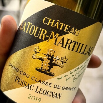 🍷 𝗖𝗵𝗮̂𝘁𝗲𝗮𝘂 𝗟𝗮𝘁𝗼𝘂𝗿-𝗠𝗮𝗿𝘁𝗶𝗹𝗹𝗮𝗰 𝗕𝗹𝗮𝗻𝗰 𝟮𝟬𝟭𝟵, 𝗔𝗽𝗽𝗲𝗹𝗹𝗮𝘁𝗶𝗼𝗻 𝗣𝗲𝘀𝘀𝗮𝗰-𝗟𝗲́𝗼𝗴𝗻𝗮𝗻

Ce Pessac-Léognan blanc séduit par sa fraîcheur et sa précision. Une belle tension, des arômes d’agrumes, de fruits à chair blanche et de subtiles notes boisées, le tout porté par une grande finesse.

Un vin d’une remarquable élégance, idéal pour accompagner poissons fins, crustacés ou une cuisine raffinée.

✨ Une référence incontournable pour les amateurs de grands blancs. 
À découvrir en promotion sur notre site Internet 👉 https://jean-merlaut.com/catalogue-des-vins/2707-chateau-latour-martillac-blanc-2019.html

📸 •  @the_winegramer 

#jeanmerlaut #pessacleognan #vinblanc #bordeauxwine #accordmetsvins #winelovers #bordeauxwine #bonsplansvin #Jeanmerlautmoment #winelovers #bordeauxwines #jeanmerlaut #jeanmerlautmoments #grandscrus #jeanmerlautteam #bordeauxlovers #vinsdebordeaux #grandscrusbordeaux #wineoclock #jeanmerlautviticulteurabaurech #jeanmerlautexperts #baurech #winetime #negociant #jeanmerlautvins #jeanmerlautselection #grandcruclassé #grandsvins 

𝘓’𝘢𝘣𝘶𝘴 𝘥’𝘢𝘭𝘤𝘰𝘰𝘭 𝘦𝘴𝘵 𝘥𝘢𝘯𝘨𝘦𝘳𝘦𝘶𝘹 𝘱𝘰𝘶𝘳 𝘭𝘢 𝘴𝘢𝘯𝘵𝘦́, 𝘢̀ 𝘤𝘰𝘯𝘴𝘰𝘮𝘮𝘦𝘳 𝘢𝘷𝘦𝘤 𝘮𝘰𝘥𝘦́𝘳𝘢𝘵𝘪𝘰𝘯.