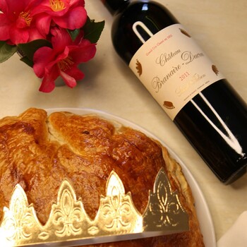 👑🥧 𝗟𝗮 𝗴𝗮𝗹𝗲𝘁𝘁𝗲 𝗱𝗲𝘀 𝗿𝗼𝗶𝘀, 𝘂𝗻 𝗴𝗿𝗮𝗻𝗱 𝗰𝗹𝗮𝘀𝘀𝗶𝗾𝘂𝗲… 𝘀𝘂𝗯𝗹𝗶𝗺𝗲́ 𝗽𝗮𝗿 𝘂𝗻 𝗴𝗿𝗮𝗻𝗱 𝗕𝗼𝗿𝗱𝗲𝗮𝘂𝘅 🍷
En ce début d’année, la tradition se célèbre autour d’une galette des rois à la frangipane, dorée et généreuse.
Pour l’accompagner, rien de tel qu’un Château Branaire-Ducru 2011, un vin de Bordeaux élégant et harmonieux, dont la finesse et la profondeur s’accordent parfaitement avec la gourmandise de l’amande.

Un moment de partage, de convivialité et de plaisir, à savourer autour d’une belle table.
🍷 Disponible sur notre site Internet sécurisé 👉 www.jean-merlaut.com

📸 • @chateaubranaireducru 

#jeanmerlaut #galettedesrois #frangipane #chateaubranaireducru #chateaubranaireducru2011 #bordeauxwine #accordmetsetvins #traditiongourmande #epiphanie #vinbordeaux #saintjulien #grandcruclassé #collectionneurdevins #vinsdexception #artdevivre #grandsvins #plaisirdégustation