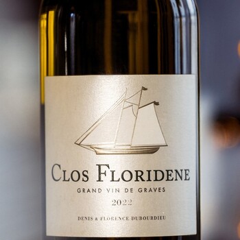 🍂 FOIRE AUX VINS D’AUTOMNE | Clos Floridène Blanc 2022 🍋🥂

Et si votre Foire aux Vins se dégustait en blanc ?
Découvrez Clos Floridène Blanc 2022, un superbe Graves Blanc Sec sélectionné par les experts Jean Merlaut.
Un blanc élégant, ample et lumineux, porté par de belles notes d’agrumes, une superbe tension minérale et une finale aux aromatiques nobles.

Un millésime particulièrement remarqué, avec notamment un Coup de Cœur du Guide Hachette 2025. ❤
🐟 À savourer avec une sole meunière, une lotte à l’armoricaine, un chèvre frais ou simplement à l’apéritif.
👉 Retrouvez-le sur jean-merlaut.com

📸 • @clos_floridene 

#jeanmerlaut #foireauxvins #foireauxvinsautomne #closfloridene #closflorideneblanc #gravesblanc #graves #vinblanc #vinblancsec #bordeauxwine #vinsdebordeaux #grandvin #winelovers #wineoclock #accordmetsvins #jeanmerlautexperts #selectionjeanmerlaut #bordeauxlovers

𝘓’𝘢𝘣𝘶𝘴 𝘥’𝘢𝘭𝘤𝘰𝘰𝘭 𝘦𝘴𝘵 𝘥𝘢𝘯𝘨𝘦𝘳𝘦𝘶𝘹 𝘱𝘰𝘶𝘳 𝘭𝘢 𝘴𝘢𝘯𝘵𝘦́, 𝘢̀ 𝘤𝘰𝘯𝘴𝘰𝘮𝘮𝘦𝘳 𝘢𝘷𝘦𝘤 𝘮𝘰𝘥𝘦́𝘳𝘢𝘵𝘪𝘰𝘯.