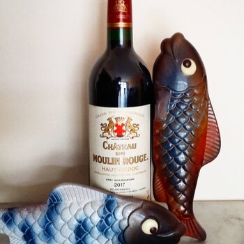 🐟🍫🍷 𝗣𝗼𝗶𝘀𝘀𝗼𝗻 𝗱’𝗮𝘃𝗿𝗶𝗹, 𝗰𝗵𝗼𝗰𝗼𝗹𝗮𝘁𝘀 𝗱𝗲 𝗣𝗮̂𝗾𝘂𝗲𝘀… 𝗲𝘁 𝗖𝗵𝗮̂𝘁𝗲𝗮𝘂 𝗱𝘂 𝗠𝗼𝘂𝗹𝗶𝗻 𝗥𝗼𝘂𝗴𝗲, 𝗔𝗽𝗽𝗲𝗹𝗹𝗮𝘁𝗶𝗼𝗻 𝗛𝗮𝘂𝘁-𝗠𝗲́𝗱𝗼𝗰 ! 
Ce mois d’avril est synonyme de traditions et de plaisirs gourmands ! 
Entre les farces du premier avril, les délices chocolatés de Pâques, pourquoi ne pas ajouter une touche d’élégance avec un verre de Château du Moulin Rouge, en appellation Haut-Médoc ?
Ce vin équilibré et raffiné, aux notes de fruits rouges et d’épices, se marie à merveille avec des chocolats noirs et même certains mets de Pâques. Une belle façon de célébrer ce moment convivial avec gourmandise et finesse.
➤ Retrouvez le Château du Moulin Rouge 2017, coup de ❤ de nos experts sur 👉 www.jean-merlaut.com

📸 • @chateaudumoulinrouge (photo retouchée) 

#PoissonDAvril #Pâques #ChâteauDuMoulinRouge #HautMédoc #JeanMerlaut #AccordsMetsVins #VinEtChocolat #jeanmerlaut #jeanmerlautselection #jeanmerlautvins #foireauxvins #fav #jeanmerlautmoment #winelovers #bordeauxwines #jeanmerlaut #jeanmerlautmoments #grandscrus #jeanmerlautteam #terroir #bordeauxlovers #vinsdebordeaux #grandscrusbordeaux #wineoclock #bordeaux #jeanmerlautviticulteurabaurech #jeanmerlautexperts #baurech #winewinewine #winetime

𝘓’𝘢𝘣𝘶𝘴 𝘥’𝘢𝘭𝘤𝘰𝘰𝘭 𝘦𝘴𝘵 𝘥𝘢𝘯𝘨𝘦𝘳𝘦𝘶𝘹 𝘱𝘰𝘶𝘳 𝘭𝘢 𝘴𝘢𝘯𝘵𝘦́, 𝘢̀ 𝘤𝘰𝘯𝘴𝘰𝘮𝘮𝘦𝘳 𝘢𝘷𝘦𝘤 𝘮𝘰𝘥𝘦́𝘳𝘢𝘵𝘪𝘰𝘯.