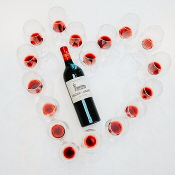 💖 𝗦𝗮𝗶𝗻𝘁-𝗩𝗮𝗹𝗲𝗻𝘁𝗶𝗻, 𝗽𝗮𝗿𝗰𝗲 𝗾𝘂’𝘂𝗻 𝗴𝗿𝗮𝗻𝗱 𝘃𝗶𝗻 𝗲𝘀𝘁 𝗮𝘂𝘀𝘀𝗶 𝘂𝗻𝗲 𝗱𝗲́𝗰𝗹𝗮𝗿𝗮𝘁𝗶𝗼𝗻…
Pour accompagner un moment à deux, nos experts vous recommandent un grand classique de Bordeaux : Château Lagrange, Appellation Saint-Julien. 

Un vin élégant et harmonieux, aux tanins soyeux et à la belle profondeur aromatique, idéal pour sublimer un dîner romantique et créer un instant inoubliable.

➤ Retrouvez les vins de Château Lagrange (en rouge et en blanc) sur notre site Internet sécurisé👉 jean-merlaut.com (lien dans notre bio)

📸 • @chateaulagrange 

#jeanmerlautmoment #winelovers #bordeauxwines #jeanmerlaut #jeanmerlautmoments #grandscrus #jeanmerlautteam #bordeauxlovers #vinsdebordeaux #bordeaux #jeanmerlautviticulteurabaurech #jeanmerlautexperts #baurech #winetime #negociant #jeanmerlautvins #jeanmerlautselection #grandcruclassé #châteaulagrange #chateaulagrange #saintjulien #saintvalentin #valentinesday #love #loveisintheair #inlove #amourduvin #momentàpartager 

𝘓’𝘢𝘣𝘶𝘴 𝘥’𝘢𝘭𝘤𝘰𝘰𝘭 𝘦𝘴𝘵 𝘥𝘢𝘯𝘨𝘦𝘳𝘦𝘶𝘹 𝘱𝘰𝘶𝘳 𝘭𝘢 𝘴𝘢𝘯𝘵𝘦́, 𝘢̀ 𝘤𝘰𝘯𝘴𝘰𝘮𝘮𝘦𝘳 𝘢𝘷𝘦𝘤 𝘮𝘰𝘥𝘦́𝘳𝘢𝘵𝘪𝘰𝘯.