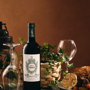 🦃 𝗧𝗵𝗮𝗻𝗸𝘀𝗴𝗶𝘃𝗶𝗻𝗴, 𝗹’𝗮𝗿𝘁 𝗱𝘂 𝗽𝗮𝗿𝘁𝗮𝗴𝗲… 𝗮̀ 𝗹𝗮 𝗳𝗿𝗮𝗻𝗰̧𝗮𝗶𝘀𝗲 ! 🍷
Célébrée chaque 4ème jeudi de novembre, Thanksgiving est une fête qui réunit familles et amis autour d’un grand repas où la générosité et la gratitude sont à l’honneur. Dinde rôtie, purée, patates douces, sauce aux cranberries… un vrai festival de saveurs !
Nos experts recommandent d’accompagner ce dîner festif d’un Château Ferrière, Appellation Margaux : un vin élégant, aux tanins fins et arômes délicatement épicés, qui s’accorde à merveille avec la richesse et la chaleur des plats traditionnels de Thanksgiving. ✨

Un accord parfait entre l’élégance bordelaise et l’esprit de fête américain !

📦 Découvrez Château Ferrière 👉 https://jean-merlaut.com/recherche?controller=search&s=ferriere

📸 • @chateau_ferriere 

#jeanmerlautmoment #winelovers #bordeauxwines #jeanmerlaut #jeanmerlautmoments #grandscrus #jeanmerlautteam #terroir #bordeauxlovers
#vinsdebordeaux #wineoclock #bordeaux #jeanmerlautviticulteurabaurech #jeanmerlautexperts #baurech #winewinewine #winetime #negociant
#SélectionJeanMerlaut #BordeauxMoments #JeanMerlautMoments #GrandsVinsDeBordeaux #WineLovers #BordeauxWines #margaux
#châteauferreire #ferriere #chateauferriere #thanksgiving #happythanksgivng 

𝘓’𝘢𝘣𝘶𝘴 𝘥’𝘢𝘭𝘤𝘰𝘰𝘭 𝘦𝘴𝘵 𝘥𝘢𝘯𝘨𝘦𝘳𝘦𝘶𝘹 𝘱𝘰𝘶𝘳 𝘭𝘢 𝘴𝘢𝘯𝘵𝘦́, 𝘢̀ 𝘤𝘰𝘯𝘴𝘰𝘮𝘮𝘦𝘳 𝘢𝘷𝘦𝘤 𝘮𝘰𝘥𝘦́𝘳𝘢𝘵𝘪𝘰𝘯