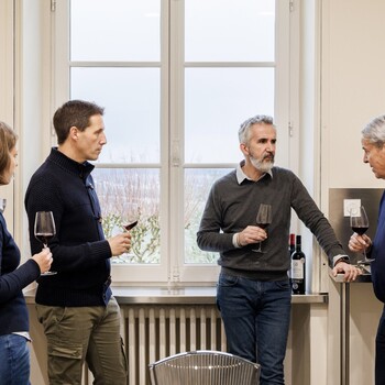🍇 Plus de 40 ans au cœur des grands vins de Bordeaux.

Chez Jean Merlaut, notre métier repose avant tout sur la connaissance, la dégustation et la confiance.

Notre équipe suit avec attention les propriétés et les millésimes, échange avec les producteurs et déguste régulièrement les vins afin de proposer une sélection exigeante et cohérente.

Parce qu’un grand vin commence toujours par une belle rencontre entre un terroir, un vigneron… et des experts passionnés. 🍷

#jeanmerlaut #expertise #grandsvins #bordeauxwine #vinsdebordeaux #terroirs #savoirfaire #winelovers #jeanmerlautselection #jeanmerlautviticulteurabaurech #jeanmerlautmoments #jeanmerlautmoment #jeanmerlautexperts #jeanmerlautteam #bordeauxwines #winetime #wineoclock #winewinewine #terroir #winelovers #bordeauxlovers #baurech #negociant #bordeaux #vinsdebordeaux #grandscrus #grandscrusbordeaux 

𝘓’𝘢𝘣𝘶𝘴 𝘥’𝘢𝘭𝘤𝘰𝘰𝘭 𝘦𝘴𝘵 𝘥𝘢𝘯𝘨𝘦𝘳𝘦𝘶𝘹 𝘱𝘰𝘶𝘳 𝘭𝘢 𝘴𝘢𝘯𝘵𝘦́, 𝘢̀ 𝘤𝘰𝘯𝘴𝘰𝘮𝘮𝘦𝘳 𝘢𝘷𝘦𝘤 𝘮𝘰𝘥𝘦́𝘳𝘢𝘵𝘪𝘰𝘯.