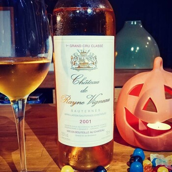 🎃 𝗖𝗵𝗮̂𝘁𝗲𝗮𝘂 𝗱𝗲 𝗥𝗮𝘆𝗻𝗲 𝗩𝗶𝗴𝗻𝗲𝗮𝘂 𝟮𝟬𝟬𝟭, 𝗔𝗽𝗽𝗲𝗹𝗹𝗮𝘁𝗶𝗼𝗻 𝗦𝗮𝘂𝘁𝗲𝗿𝗻𝗲𝘀
Véritable joyau du terroir de Sauternes, le Château de Rayne Vigneau 2001 illustre la magie d’un millésime d’exception. Nos experts Jean Merlaut vous invitent à découvrir un vin à la fois riche et raffiné, où les notes de miel, d’abricot confit et de safran s’entrelacent dans une harmonie remarquable.

🍬🍭 Avec ses deux décennies d’évolution, ce Sauternes révèle aujourd’hui une profondeur et une élégance rares. Parfait compagnon de desserts fruités, de fromages à pâte persillée ou à savourer seul ou accompagné. 

➤ Retrouvez et achetez ce millésime d’exception sur notre site sécurisé 👉 https://jean-merlaut.com/

📸 • @raynevigneau 

#jeanmerlautmoment #winelovers #bordeauxwines #jeanmerlaut #jeanmerlautmoments #grandscrus #jeanmerlautteam #terroir #bordeauxlovers #vinsdebordeaux #grandscrusbordeaux #wineoclock #bordeaux #jeanmerlautviticulteurabaurech #jeanmerlautexperts #baurech #winewinewine #winetime #negociant #châteauderaynevigneau #raynevigneau #raynevigneau2001  #halloween #happyhalloween #sauternes #sauterneswine 

𝘓’𝘢𝘣𝘶𝘴 𝘥’𝘢𝘭𝘤𝘰𝘰𝘭 𝘦𝘴𝘵 𝘥𝘢𝘯𝘨𝘦𝘳𝘦𝘶𝘹 𝘱𝘰𝘶𝘳 𝘭𝘢 𝘴𝘢𝘯𝘵𝘦́, 𝘢̀ 𝘤𝘰𝘯𝘴𝘰𝘮𝘮𝘦𝘳 𝘢𝘷𝘦𝘤 𝘮𝘰𝘥𝘦́𝘳𝘢𝘵𝘪𝘰𝘯