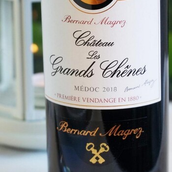 🍂 FOIRE AUX VINS D’AUTOMNE | Château Les Grands Chênes 2018 🍷

Une belle bouteille de Bordeaux à prix tout doux !

Pour notre Foire aux Vins d’Automne, découvrez Château Les Grands Chênes 2018, un Médoc généreux et expressif, sélectionné par les experts Jean Merlaut.
Un vin riche, puissant et équilibré, avec une belle profondeur tannique, des notes de mûre, de cassis, de violette et une subtile touche de réglisse et de chocolat.
✨ Une belle occasion de remplir sa cave avec un Médoc de caractère.

🔥 OFFRE FOIRE AUX VINS
📦 Le carton de 6 bouteilles à 69 € TTC au lieu de 81 € TTC
💥 Soit seulement 11,50 € la bouteille !

👉 Retrouvez cette offre sur notre site Internet 👉 jean-merlaut.com

📸 • @bernardmagrez (photo retouchée)

#jeanmerlaut #foireauxvins #foireauxvinsautomne #chateaulesgrandschenes #lesgrandschenes #medoc #bordeauxwine #vinsdebordeaux #vinrouge #grandvin #bonsplansvin #selectionjeanmerlaut #jeanmerlautexperts #winelovers #wineoclock #accordmetsvins #bordeaux #medocwine 

𝘓’𝘢𝘣𝘶𝘴 𝘥’𝘢𝘭𝘤𝘰𝘰𝘭 𝘦𝘴𝘵 𝘥𝘢𝘯𝘨𝘦𝘳𝘦𝘶𝘹 𝘱𝘰𝘶𝘳 𝘭𝘢 𝘴𝘢𝘯𝘵𝘦́, 𝘢̀ 𝘤𝘰𝘯𝘴𝘰𝘮𝘮𝘦𝘳 𝘢𝘷𝘦𝘤 𝘮𝘰𝘥𝘦́𝘳𝘢𝘵𝘪𝘰𝘯.