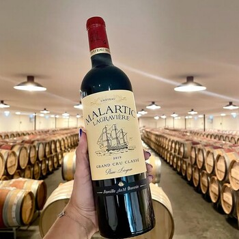 🍷 𝗟𝗲 𝘀𝗮𝘃𝗶𝗲𝘇-𝘃𝗼𝘂𝘀 ? | Pour toute commande supérieure à 450€, une bouteille de Château Malartic Lagravière 2019, Appellation Pessac-Léognan d'une valeur de 40,50€, vous est offerte !
➤ Commandez vos vins ici sur notre site Internet sécurisé 👉 http://www.jean-merlaut.com

📸 • @malarticlagraviere 

*Hors Primeurs, soldes, réductions et promotions

#jeanmerlaut #jeanmerlautvins #jeanmerlautselection #chateaumalarticlagraviere #pessacleognan #grandsvins #baurech #jeanmerlautviticulteurabaurech #jeanmerlautmoments #jeanmerlautmoment #jeanmerlautexperts #jeanmerlautteam #bordeauxwines #winetime #wineoclock #winewinewine #terroir #winelovers #bordeauxlovers #cadeau #bouteilleofferte #malarticlagraviere