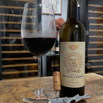 🍷 𝗖𝗵𝗮̂𝘁𝗲𝗮𝘂 𝗚𝗿𝘂𝗮𝘂𝗱 𝗟𝗮𝗿𝗼𝘀𝗲 𝟮𝟬𝟭𝟱, 𝗔𝗽𝗽𝗲𝗹𝗹𝗮𝘁𝗶𝗼𝗻 𝗦𝗮𝗶𝗻𝘁-𝗝𝘂𝗹𝗶𝗲𝗻
Sélectionné par nos experts, ce grand vin de Saint-Julien révèle toute la richesse de son millésime 2015. Puissance et élégance s’unissent dans une palette aromatique où se mêlent fruits noirs, épices délicates et une structure parfaitement équilibrée. Un vin de garde, taillé pour les plus belles tables ! 
📦 Découvrez "le Vin des Rois, le Roi des Vins" disponible sur notre site sécurisé 👉 
https://jean-merlaut.com/catalogue-des-vins/1363-chateau-gruaud-larose-2015.html

📸 • @mature_wine_guy 

#jeanmerlautmoment #winelovers #bordeauxwines #jeanmerlaut #jeanmerlautmoments #grandscrus #jeanmerlautteam #terroir #bordeauxlovers
#vinsdebordeaux #wineoclock #bordeaux #jeanmerlautviticulteurabaurech #jeanmerlautexperts #baurech #winewinewine #winetime #negociant
#SélectionJeanMerlaut #BordeauxMoments #JeanMerlautMoments #GrandsVinsDeBordeaux #WineLovers #BordeauxWines #saintemilion
#châteaugruaudlarose #gruaudlarose #gruaudlarose2015

𝘓’𝘢𝘣𝘶𝘴 𝘥’𝘢𝘭𝘤𝘰𝘰𝘭 𝘦𝘴𝘵 𝘥𝘢𝘯𝘨𝘦𝘳𝘦𝘶𝘹 𝘱𝘰𝘶𝘳 𝘭𝘢 𝘴𝘢𝘯𝘵𝘦́, 𝘢̀ 𝘤𝘰𝘯𝘴𝘰𝘮𝘮𝘦𝘳 𝘢𝘷𝘦𝘤 𝘮𝘰𝘥𝘦́𝘳𝘢𝘵𝘪𝘰𝘯.