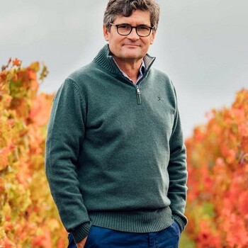 📸 𝗣𝗢𝗥𝗧𝗥𝗔𝗜𝗧 𝗗𝗘 𝗩𝗜𝗚𝗡𝗘𝗥𝗢𝗡𝗦 | 𝗛𝗲𝗻𝗿𝗶 𝗟𝘂𝗿𝘁𝗼𝗻, 𝗖𝗵𝗮̂𝘁𝗲𝗮𝘂 𝗕𝗿𝗮𝗻𝗲-𝗖𝗮𝗻𝘁𝗲𝗻𝗮𝗰, 𝗔𝗽𝗽𝗲𝗹𝗹𝗮𝘁𝗶𝗼𝗻 𝗠𝗮𝗿𝗴𝗮𝘂𝘅
À la tête de Château Brane-Cantenac, Grand Cru Classé en 1855, Henri Lurton incarne la continuité d’une grande lignée viticole et l’attachement profond à son terroir de Margaux. Héritier d’un savoir-faire familial transmis depuis plusieurs générations, il a su allier respect de la tradition et innovations modernes, avec une attention particulière portée à l’environnement et à la précision des vinifications.
Sous son impulsion, les vins de Brane-Cantenac expriment avec éclat l’élégance, la finesse et la complexité des grands Margaux, tout en reflétant l’identité unique de leur terroir.
🎯 Henri Lurton a transmis la propriété en 2022 à ses quatre enfants, tout en gardant la gérance.

➤ Découvrez les vins de Château Brane-Cantenac sélectionnés par nos experts sur notre site Internet 👉 https://jean-merlaut.com/

📸 • @chateau_branecantenac 

#jeanmerlautmoment #winelovers #bordeauxwines #jeanmerlaut #jeanmerlautmoments #grandscrus #jeanmerlautteam #terroir #bordeauxlovers
#vinsdebordeaux #wineoclock #bordeaux #jeanmerlautviticulteurabaurech #jeanmerlautexperts #baurech #winewinewine #winetime #negociant
#SélectionJeanMerlaut #BordeauxMoments #JeanMerlautMoments #GrandsVinsDeBordeaux #WineLovers #BordeauxWines #margaux 
#châteaubranecantenac #branecantenac 

𝘓’𝘢𝘣𝘶𝘴 𝘥’𝘢𝘭𝘤𝘰𝘰𝘭 𝘦𝘴𝘵 𝘥𝘢𝘯𝘨𝘦𝘳𝘦𝘶𝘹 𝘱𝘰𝘶𝘳 𝘭𝘢 𝘴𝘢𝘯𝘵𝘦́, 𝘢̀ 𝘤𝘰𝘯𝘴𝘰𝘮𝘮𝘦𝘳 𝘢𝘷𝘦𝘤 𝘮𝘰𝘥𝘦́𝘳𝘢𝘵𝘪𝘰𝘯