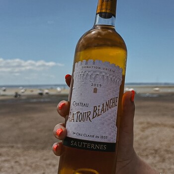 💛 𝗖𝗵𝗮̂𝘁𝗲𝗮𝘂 𝗟𝗮 𝗧𝗼𝘂𝗿 𝗕𝗹𝗮𝗻𝗰𝗵𝗲 𝟮𝟬𝟭𝟵 𝗔𝗽𝗽𝗲𝗹𝗹𝗮𝘁𝗶𝗼𝗻 𝗦𝗮𝘂𝘁𝗲𝗿𝗻𝗲𝘀
L'été touche à sa fin... Et si on en profitait pour une dernière petite évasion au grand air ? 
Cap sur Andernos-les-Bains, le soleil au zénith, la brise marine en fond, et dans le verre… un Château La Tour Blanche 2013 tout en fraîcheur et complexité !
📍 Une parenthèse enchantée où ce Sauternes révèle toute la finesse de ce millésime élégant. Des notes de fruits confits, une touche de miel, une acidité vive qui équilibre le tout… À savourer avec des huîtres ou un bon fromage face au bassin ! 🌊🦪 
➤ Achetez votre caisse bois de 6 bouteilles sur notre site Internet 👉 https://jean-merlaut.com/catalogue-des-vins/1193-chateau-coutet-2000.html

📸 • @latourblanche (photo retouchée)

#jeanmerlautmoment #winelovers #bordeauxwines #jeanmerlaut #jeanmerlautmoments #grandscrus #jeanmerlautteam #terroir #bordeauxlovers #vinsdebordeaux #grandscrusbordeaux #wineoclock #bordeaux #jeanmerlautviticulteurabaurech #jeanmerlautexperts #baurech #winewinewine #winetime #negociant #PiqueNiqueGourmet #SélectionJeanMerlaut #BordeauxMoments #JeanMerlautMoments #barsac #GrandsVinsDeBordeaux #WineLovers #BordeauxWines #momentgourmand #latourblanche #châteaulatourblanche

𝘓’𝘢𝘣𝘶𝘴 𝘥’𝘢𝘭𝘤𝘰𝘰𝘭 𝘦𝘴𝘵 𝘥𝘢𝘯𝘨𝘦𝘳𝘦𝘶𝘹 𝘱𝘰𝘶𝘳 𝘭𝘢 𝘴𝘢𝘯𝘵𝘦́, 𝘢̀ 𝘤𝘰𝘯𝘴𝘰𝘮𝘮𝘦𝘳 𝘢𝘷𝘦𝘤 𝘮𝘰𝘥𝘦́𝘳𝘢𝘵𝘪𝘰𝘯.