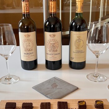 🍫 Et si les plaisirs de Pâques continuaient encore un peu…
Pour accompagner une dégustation de chocolats noirs, nous vous proposons une sélection d’exception autour de Saint-Julien :

🍷 Château Gruaud Larose 2001
🍷 Château Gruaud Larose 2011
🍷 Sarget de Gruaud Larose 2014

Des vins à la fois profonds et élégants, dont la structure et les arômes de fruits noirs, d’épices et de cacao s’accordent parfaitement avec l’intensité d’un chocolat noir.

✨ Une expérience gourmande et raffinée à partager… ou à s’offrir.
Tous ces vins sont disponibles sur notre site internet sécurisé : 

📸 • @leestyle225 

#saintjulien #gruaudlarose #sargetdegruaudlarose #accordmetsvins #chocolatnoir  #bordeauxwine #Jeanmerlautmoment #winelovers #bordeauxwines #jeanmerlautmoments #grandscrus #jeanmerlautteam #bordeauxlovers #vinsdebordeaux #grandscrusbordeaux #wineoclock #jeanmerlaut #accordmetsvins #pâquesgourmand #Bordeaux #jeanmerlautviticulteurabaurech #jeanmerlautexperts #baurech #winetime #jeanmerlautvins #jeanmerlautselection #pâques #saintjulien 

𝘓’𝘢𝘣𝘶𝘴 𝘥’𝘢𝘭𝘤𝘰𝘰𝘭 𝘦𝘴𝘵 𝘥𝘢𝘯𝘨𝘦𝘳𝘦𝘶𝘹 𝘱𝘰𝘶𝘳 𝘭𝘢 𝘴𝘢𝘯𝘵𝘦́, 𝘢̀ 𝘤𝘰𝘯𝘴𝘰𝘮𝘮𝘦𝘳 𝘢𝘷𝘦𝘤 𝘮𝘰𝘥𝘦́𝘳𝘢𝘵𝘪𝘰𝘯.