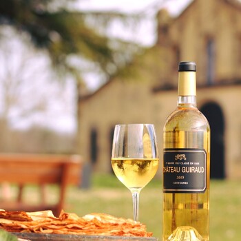 🥞 À l’occasion de la Chandeleur, place à un accord tout en finesse :
des crêpes délicatement sucrées sublimées par un verre de Château Guiraud 2003, Appellation Sauternes.

Ce millésime d’exception, aux notes de miel, d’agrumes confits et de fruits exotiques, accompagne à merveille la douceur d’une crêpe au sucre, au caramel ou aux fruits.
Un moment de gourmandise et de partage, à savourer sans modération. 

➤ Château Guiraud 2003 disponible sur notre site Internet sécurisé encore en promo jusqu'à demain 👉 jean-merlaut.com (lien dans notre bio)

📸 •  @chateauguiraud (photo modifiée)
 
#chandeleur #crepes #chateaugiraud #sauternes #accordmetsvins #artdevivre #jeanmerlaut #chateauguiraud #sauternes #guiraud2003 #châteauguiraud2003 #Jeanmerlautmoment #winelovers #bordeauxwines #jeanmerlautmoments #grandscrus #jeanmerlautteam #bordeauxlovers #vinsdebordeaux #grandscrusbordeaux #jeanmerlautviticulteurabaurech #jeanmerlautexperts #baurech #winetime #negociant #jeanmerlautvins #jeanmerlautselection #soldes #soldesdhiver 

𝘓’𝘢𝘣𝘶𝘴 𝘥’𝘢𝘭𝘤𝘰𝘰𝘭 𝘦𝘴𝘵 𝘥𝘢𝘯𝘨𝘦𝘳𝘦𝘶𝘹 𝘱𝘰𝘶𝘳 𝘭𝘢 𝘴𝘢𝘯𝘵𝘦́, 𝘢̀ 𝘤𝘰𝘯𝘴𝘰𝘮𝘮𝘦𝘳 𝘢𝘷𝘦𝘤 𝘮𝘰𝘥𝘦́𝘳𝘢𝘵𝘪𝘰𝘯.