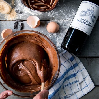 🍫🍷 Avec Château Malescasse 2016 rouge, Appellation Haut-Médoc, Pâques se prépare avec élégance 🍷
À l’approche des fêtes de Pâques, les accords autour du chocolat s’invitent à table. Ce Haut-Médoc séduit par sa structure harmonieuse, ses tanins soyeux et ses arômes profonds de fruits noirs et d’épices, qui dialoguent avec finesse avec l’intensité d’un chocolat noir ou d’un dessert cacaoté.

Un millésime 2016 à la fois élégant et généreux, parfait pour accompagner vos instants gourmands et festifs.

🛍 À découvrir dès à présent sur notre site Internet sécurisé 👉 https://jean-merlaut.com/catalogue-des-vins/1717-chateau-malescasse-2016.html

📸 • @chateau_malescasse 

#JeanMerlaut #GrandVin #SélectionPremium #vinrouge #bordeauxwine #bonsplansvin #Jeanmerlautmoment #winelovers #bordeauxwines #jeanmerlautmoments #grandscrus #jeanmerlautteam #bordeauxlovers #vinsdebordeaux #grandscrusbordeaux #wineoclock #JeanMerlaut #ChâteauMalescasse #HautMédoc #AccordMetsVins #PâquesGourmand #GrandsVins #Bordeaux #jeanmerlautviticulteurabaurech #jeanmerlautexperts #baurech #winetime #jeanmerlautvins #jeanmerlautselection 

𝘓’𝘢𝘣𝘶𝘴 𝘥’𝘢𝘭𝘤𝘰𝘰𝘭 𝘦𝘴𝘵 𝘥𝘢𝘯𝘨𝘦𝘳𝘦𝘶𝘹 𝘱𝘰𝘶𝘳 𝘭𝘢 𝘴𝘢𝘯𝘵𝘦́, 𝘢̀ 𝘤𝘰𝘯𝘴𝘰𝘮𝘮𝘦𝘳 𝘢𝘷𝘦𝘤 𝘮𝘰𝘥𝘦́𝘳𝘢𝘵𝘪𝘰𝘯.