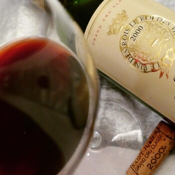 🍷 Les grands noms de Bordeaux ont une place particulière chez Jean Merlaut.

Château Margaux, Château Lafite Rothschild, Château Coutet, Château Gruaud Larose, Château Pape Clément, Château Branaire-Ducru…

Des propriétés emblématiques, mais aussi de nombreuses maisons plus confidentielles, composent notre sélection.

Notre ambition : vous permettre de retrouver les grands classiques de Bordeaux, tout en vous faisant découvrir les pépites que nos experts ont repérées. 🍇

📸 • thehappyvineks

#jeanmerlaut #grandscrus #bordeauxwine #grandsvins #vinsdebordeaux #chateaux #winelovers #jeanmerlautselection

𝘓’𝘢𝘣𝘶𝘴 𝘥’𝘢𝘭𝘤𝘰𝘰𝘭 𝘦𝘴𝘵 𝘥𝘢𝘯𝘨𝘦𝘳𝘦𝘶𝘹 𝘱𝘰𝘶𝘳 𝘭𝘢 𝘴𝘢𝘯𝘵𝘦́, 𝘢̀ 𝘤𝘰𝘯𝘴𝘰𝘮𝘮𝘦𝘳 𝘢𝘷𝘦𝘤 𝘮𝘰𝘥𝘦́𝘳𝘢𝘵𝘪𝘰𝘯.