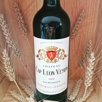 🍷 𝗖𝗵𝗮̂𝘁𝗲𝗮𝘂 𝗖𝗮𝗽 𝗟𝗲́𝗼𝗻 𝗩𝗲𝘆𝗿𝗶𝗻 𝟮𝟬𝟬𝟵, 𝗔𝗽𝗽𝗲𝗹𝗹𝗮𝘁𝗶𝗼𝗻 𝗟𝗶𝘀𝘁𝗿𝗮𝗰-𝗠𝗲́𝗱𝗼𝗰
Sélectionné pour son authenticité et son élégance, ce millésime 2009 illustre tout le savoir-faire d’un grand Cru Bourgeois. Avec ses notes généreuses de fruits mûrs, ses tanins soyeux et sa belle profondeur, il offre une expérience harmonieuse et racée, typique du terroir de Listrac-Médoc. 🌿✨
📦 Achetez votre carton de 12 bouteilles sur notre site sécurisé 👉 
https://jean-merlaut.com/catalogue-des-vins/659-chateau-cap-leon-veyrin-2009.html

📸 • @passion_vin_wine_paradise 

#jeanmerlautmoment #winelovers #bordeauxwines #jeanmerlaut #jeanmerlautmoments #grandscrus #jeanmerlautteam #terroir #bordeauxlovers
#vinsdebordeaux #wineoclock #bordeaux #jeanmerlautviticulteurabaurech #jeanmerlautexperts #baurech #winewinewine #winetime #negociant
#SélectionJeanMerlaut #BordeauxMoments #JeanMerlautMoments #GrandsVinsDeBordeaux #WineLovers #BordeauxWines #saintemilion
#châteaucapleonveyrin #capleonveyrin #capleonveyrin2009

𝘓’𝘢𝘣𝘶𝘴 𝘥’𝘢𝘭𝘤𝘰𝘰𝘭 𝘦𝘴𝘵 𝘥𝘢𝘯𝘨𝘦𝘳𝘦𝘶𝘹 𝘱𝘰𝘶𝘳 𝘭𝘢 𝘴𝘢𝘯𝘵𝘦́, 𝘢̀ 𝘤𝘰𝘯𝘴𝘰𝘮𝘮𝘦𝘳 𝘢𝘷𝘦𝘤 𝘮𝘰𝘥𝘦́𝘳𝘢𝘵𝘪𝘰𝘯.