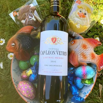 🌼🐣🍫 𝗧𝗼𝘂𝘁𝗲 𝗹'𝗲́𝗾𝘂𝗶𝗽𝗲 𝗝𝗲𝗮𝗻 𝗠𝗲𝗿𝗹𝗮𝘂𝘁 𝘃𝗼𝘂𝘀 𝘀𝗼𝘂𝗵𝗮𝗶𝘁𝗲 𝗱𝗲 𝗷𝗼𝘆𝗲𝘂𝘀𝗲𝘀 𝗳𝗲̂𝘁𝗲𝘀 𝗱𝗲 𝗣𝗮̂𝗾𝘂𝗲𝘀 !
Nous avons choisi d'accompagner notre repas de fêtes (et nos chocolats 😋!) d'un superbe Cru Bourgeois, Château Cap Léon Veyrin 2016, en appellation Listrac-Médoc que vous pouvez retrouver en carton de 6 bouteilles sur notre site Internet. 
➤ Découvrez-le ici 👉 https://jean-merlaut.com/

📸 • @vignobles_meyre 

𝘓’𝘢𝘣𝘶𝘴 𝘥’𝘢𝘭𝘤𝘰𝘰𝘭 𝘦𝘴𝘵 𝘥𝘢𝘯𝘨𝘦𝘳𝘦𝘶𝘹 𝘱𝘰𝘶𝘳 𝘭𝘢 𝘴𝘢𝘯𝘵𝘦́, 𝘢̀ 𝘤𝘰𝘯𝘴𝘰𝘮𝘮𝘦𝘳 𝘢𝘷𝘦𝘤 𝘮𝘰𝘥𝘦́𝘳𝘢𝘵𝘪𝘰𝘯.