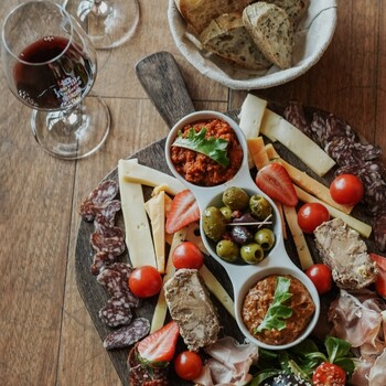 🍷 𝗖𝗵𝗮̂𝘁𝗲𝗮𝘂 𝗟𝗲́𝗼𝘃𝗶𝗹𝗹𝗲 𝗣𝗼𝘆𝗳𝗲𝗿𝗿𝗲́ 𝟮𝟬𝟮𝟭 𝗿𝗼𝘂𝗴𝗲, 𝗔𝗽𝗽𝗲𝗹𝗹𝗮𝘁𝗶𝗼𝗻 𝗦𝗮𝗶𝗻𝘁-𝗝𝘂𝗹𝗶𝗲𝗻
Nos experts Jean Merlaut vous recommandent ce grand classique du Médoc pour un accord aussi simple que savoureux : une planche généreuse de charcuteries, fromages affinés, pâté de campagne, olives et tapenades. Un moment convivial sublimé par un vin structuré et équilibré. 🧀🍖🍇
✨ Pourquoi ça fonctionne ?
1️⃣ Texture & structure : les tanins élégants du millésime 2021 apportent du relief aux viandes séchées et aux fromages de caractère.
2️⃣ Fraîcheur & équilibre : la fraîcheur du vin équilibre parfaitement le gras de la charcuterie et les saveurs puissantes du pâté.
3️⃣ Notes aromatiques : fruits noirs, épices douces et touche boisée se marient à merveille avec les tapenades et olives noires.
🎯 À savourer à l’apéritif entre amis ou en début de repas, pour un accord simple mais toujours efficace.
➤ Commandez votre caisse bois de 6 bouteilles dès maintenant 👉
https://jean-merlaut.com/catalogue-des-vins/3390-chateau-leoville-poyferre-2021.html

📸 • @chateau_leovillepoyferre 

#jeanmerlautmoment #winelovers #bordeauxwines #jeanmerlaut #jeanmerlautmoments #grandscrus #jeanmerlautteam #terroir #bordeauxlovers #vinsdebordeaux #grandscrusbordeaux #wineoclock #bordeaux #jeanmerlautviticulteurabaurech #jeanmerlautexperts #baurech #winewinewine #winetime #negociant #MalarticLagravière #PessacLeognan #Millésime2018 #PiqueNiqueGourmet #SélectionJeanMerlaut #BordeauxMoments
#JeanMerlautMoments #LeovillePoyferre #SaintJulien #AccordMetsVin #Millesime2021

𝘓’𝘢𝘣𝘶𝘴 𝘥’𝘢𝘭𝘤𝘰𝘰𝘭 𝘦𝘴𝘵 𝘥𝘢𝘯𝘨𝘦𝘳𝘦𝘶𝘹 𝘱𝘰𝘶𝘳 𝘭𝘢 𝘴𝘢𝘯𝘵𝘦́, 𝘢̀ 𝘤𝘰𝘯𝘴𝘰𝘮𝘮𝘦𝘳 𝘢𝘷𝘦𝘤 𝘮𝘰𝘥𝘦́𝘳𝘢𝘵𝘪𝘰𝘯.