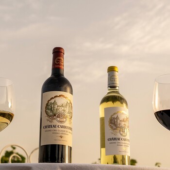 ✨ Deux grandes expressions de Pessac-Léognan ✨

Cette saison, laissez-vous séduire par l’élégance et le savoir-faire de Château Carbonnieux à travers ses millésimes 2022 en rouge et en blanc 🍷☀️

🤍 Château Carbonnieux Blanc 2022
Un blanc raffiné et lumineux, aux notes d’agrumes, de fleurs blanches et de fruits exotiques, porté par une superbe fraîcheur. Idéal à l’apéritif ou avec des fruits de mer.

❤️ Château Carbonnieux Rouge 2022
Un vin élégant et harmonieux, mêlant fruits noirs, épices délicates et tanins soyeux. Parfait pour accompagner de belles grillades ou des moments de partage entre amis.

Deux cuvées emblématiques de l’appellation Pessac-Léognan, à découvrir dès maintenant sur notre site internet sécurisé 👉 jean-merlaut.com

📸 • @chateaucarbonnieux 

#chateaucarbonnieux #pessacleognan #vinrouge #vinblanc #bordeauxwine #grandsvins #vinsdebordeaux #jeanmerlaut #jeanmerlautselection #jeanmerlautvins #foireauxvins #fav #jeanmerlautmoment #winelovers #bordeauxwines #jeanmerlaut #jeanmerlautmoments #grandscrus #jeanmerlautteam #terroir #bordeauxlovers #vinsdebordeaux #grandscrusbordeaux #wineoclock #bordeaux #jeanmerlautviticulteurabaurech #jeanmerlautexperts #baurech #winetime #negociant 

𝘓’𝘢𝘣𝘶𝘴 𝘥’𝘢𝘭𝘤𝘰𝘰𝘭 𝘦𝘴𝘵 𝘥𝘢𝘯𝘨𝘦𝘳𝘦𝘶𝘹 𝘱𝘰𝘶𝘳 𝘭𝘢 𝘴𝘢𝘯𝘵𝘦́, 𝘢̀ 𝘤𝘰𝘯𝘴𝘰𝘮𝘮𝘦𝘳 𝘢𝘷𝘦𝘤 𝘮𝘰𝘥𝘦́𝘳𝘢𝘵𝘪𝘰𝘯.