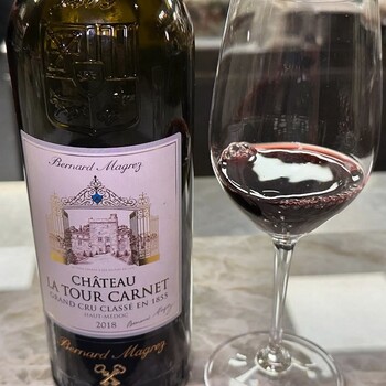 🍷 Château La Tour Carnet 2018 rouge, un grand classique de l'appellation Haut-Médoc à  découvrir ✨

Issu d’un domaine aux racines historiques profondes, ce Haut-Médoc d’exception séduit par sa structure élégante, ses tanins fins et ses arômes complexes de fruits noirs, épices et notes boisées délicates. Un vin raffiné, déjà charmeur mais doté d’un beau potentiel d’évolution.

Une expression authentique du terroir bordelais, à savourer aujourd’hui ou à faire patienter en cave, disponible sur notre site 👉 lien dans notre bio

📸 • @sherwingoo | @chateaulatourcarnet 

#JeanMerlaut #ChâteauLaTourCarnet #HautMédoc #GrandVin #SélectionPremium  #vinrouge #bordeauxwine #bonsplansvin #Jeanmerlautmoment #winelovers #bordeauxwines #jeanmerlaut #jeanmerlautmoments #grandscrus #jeanmerlautteam #bordeauxlovers #vinsdebordeaux #grandscrusbordeaux #wineoclock #jeanmerlautviticulteurabaurech #jeanmerlautexperts #baurech #winetime #negociant #jeanmerlautvins #jeanmerlautselection #grandsvins

𝘓’𝘢𝘣𝘶𝘴 𝘥’𝘢𝘭𝘤𝘰𝘰𝘭 𝘦𝘴𝘵 𝘥𝘢𝘯𝘨𝘦𝘳𝘦𝘶𝘹 𝘱𝘰𝘶𝘳 𝘭𝘢 𝘴𝘢𝘯𝘵𝘦́, 𝘢̀ 𝘤𝘰𝘯𝘴𝘰𝘮𝘮𝘦𝘳 𝘢𝘷𝘦𝘤 𝘮𝘰𝘥𝘦́𝘳𝘢𝘵𝘪𝘰𝘯.