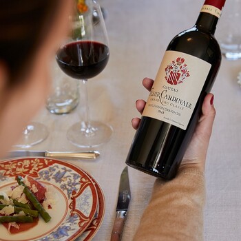 🍷 Château Fleur Cardinale 2018 rouge, la distinction de Saint-Émilion ✨

Grand Cru Classé de Saint-Émilion, ce millésime 2018 illustre avec précision l’exigence et le savoir-faire d’une propriété reconnue. Structuré et profond, il dévoile une expression aromatique complexe dominée par les fruits noirs mûrs, soutenue par des tanins élégants et une finale persistante.

Un vin de garde à l’équilibre remarquable, qui trouvera naturellement sa place dans les caves des amateurs éclairés comme sur les plus belles tables.

🛍 À découvrir dès à présent sur notre site Internet sécurisé 👉 https://jean-merlaut.com/catalogue-des-vins/2290-chateau-fleur-cardinale-2018.html

📸 • @arnaud_guichard | @lamaisoncardinale 

#JeanMerlaut #SaintEmilion #ChâteauFleurCardinale #GrandVin #SélectionPremium  #vinrouge #bordeauxwine #bonsplansvin #Jeanmerlautmoment #winelovers #bordeauxwines #jeanmerlaut #jeanmerlautmoments #grandscrus #jeanmerlautteam #bordeauxlovers #vinsdebordeaux #grandscrusbordeaux #wineoclock #jeanmerlautviticulteurabaurech #jeanmerlautexperts #baurech #winetime #negociant #jeanmerlautvins #jeanmerlautselection #grandsvins

𝘓’𝘢𝘣𝘶𝘴 𝘥’𝘢𝘭𝘤𝘰𝘰𝘭 𝘦𝘴𝘵 𝘥𝘢𝘯𝘨𝘦𝘳𝘦𝘶𝘹 𝘱𝘰𝘶𝘳 𝘭𝘢 𝘴𝘢𝘯𝘵𝘦́, 𝘢̀ 𝘤𝘰𝘯𝘴𝘰𝘮𝘮𝘦𝘳 𝘢𝘷𝘦𝘤 𝘮𝘰𝘥𝘦́𝘳𝘢𝘵𝘪𝘰𝘯.