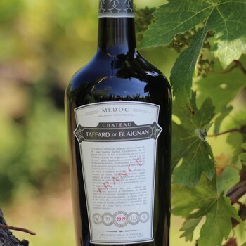 🍷𝗖𝗵𝗮̂𝘁𝗲𝗮𝘂 𝗧𝗮𝗳𝗳𝗮𝗿𝗱 𝗱𝗲 𝗕𝗹𝗮𝗶𝗴𝗻𝗮𝗻 𝟮𝟬𝟭𝟵 𝗿𝗼𝘂𝗴𝗲, 𝗔𝗽𝗽𝗲𝗹𝗹𝗮𝘁𝗶𝗼𝗻 𝗠𝗲́𝗱𝗼𝗰

Ce millésime 2019 dévoile une belle générosité, avec une structure équilibrée et des tanins souples. La palette aromatique s’exprime autour de fruits noirs mûrs, relevés de délicates notes épicées.

Un vin accessible et gourmand, parfait pour accompagner une cuisine conviviale ou pour un plaisir immédiat.

✨ Achetez vos 6 bouteilles sur notre site Internet sécurisé ici 👉 https://jean-merlaut.com/catalogue-des-vins/3810-chateau-taffard-de-blaignan-2019.html

📸 •  @taffarddeblaignan

#jeanmerlaut #pessacleognan #vinblanc #bordeauxwine #accordmetsvins #winelovers #bordeauxwine #bonsplansvin #Jeanmerlautmoment #winelovers #bordeauxwines #jeanmerlaut #jeanmerlautmoments #grandscrus #jeanmerlautteam #bordeauxlovers #vinsdebordeaux #grandscrusbordeaux #wineoclock #jeanmerlautviticulteurabaurech #jeanmerlautexperts #baurech #winetime #negociant #jeanmerlautvins #jeanmerlautselection #grandcruclassé #grandsvins #medoc #chateautaffarddeblaignan

𝘓’𝘢𝘣𝘶𝘴 𝘥’𝘢𝘭𝘤𝘰𝘰𝘭 𝘦𝘴𝘵 𝘥𝘢𝘯𝘨𝘦𝘳𝘦𝘶𝘹 𝘱𝘰𝘶𝘳 𝘭𝘢 𝘴𝘢𝘯𝘵𝘦́, 𝘢̀ 𝘤𝘰𝘯𝘴𝘰𝘮𝘮𝘦𝘳 𝘢𝘷𝘦𝘤 𝘮𝘰𝘥𝘦́𝘳𝘢𝘵𝘪𝘰𝘯.