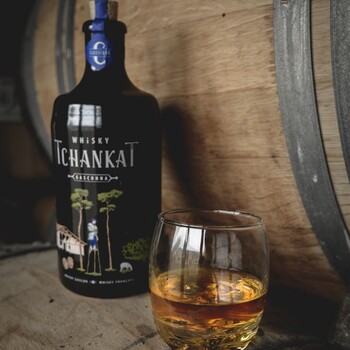 🥃 𝗪𝗵𝗶𝘀𝗸𝘆 𝗧𝗰𝗵𝗮𝗻𝗸𝗮𝘁, 𝗟’𝗲́𝗹𝗲́𝗴𝗮𝗻𝗰𝗲 𝗱’𝘂𝗻 𝘀𝗮𝘃𝗼𝗶𝗿-𝗳𝗮𝗶𝗿𝗲 𝗮𝗿𝘁𝗶𝘀𝗮𝗻𝗮𝗹
Nos experts Jean Merlaut vous invitent à découvrir le Whisky Tchankat Classique, une cuvée singulière qui allie finesse et caractère. Vieilli avec soin, il dévoile des notes chaleureuses de céréales grillées, de fruits secs et une pointe subtile d’épices qui prolongent la dégustation.

🎯 Idéal pour vos fins de repas, en apéritif raffiné ou à savourer simplement entre passionnés de spiritueux.

➤ Disponible dès maintenant sur notre site Internet sécurisé 👉 www.jean-merlaut.com

📸 • @tchankat | Maison Samalens 

#jeanmerlautmoment #spiritlovers #whiskytime #tchankat #whiskylover #jeanmerlaut #sélectionjeanmerlaut #degustation #craftedwithpassion #jeanmerlautmoment #winelovers #bordeauxwines #jeanmerlaut #jeanmerlautmoments #grandscrus #jeanmerlautteam #terroir #bordeauxlovers #vinsdebordeaux #grandscrusbordeaux #wineoclock #bordeaux #jeanmerlautviticulteurabaurech #jeanmerlautexperts #baurech #winewinewine #winetime #negociant 

𝘓’𝘢𝘣𝘶𝘴 𝘥’𝘢𝘭𝘤𝘰𝘰𝘭 𝘦𝘴𝘵 𝘥𝘢𝘯𝘨𝘦𝘳𝘦𝘶𝘹 𝘱𝘰𝘶𝘳 𝘭𝘢 𝘴𝘢𝘯𝘵𝘦́, 𝘢̀ 𝘤𝘰𝘯𝘴𝘰𝘮𝘮𝘦𝘳 𝘢𝘷𝘦𝘤 𝘮𝘰𝘥𝘦́𝘳𝘢𝘵𝘪𝘰𝘯