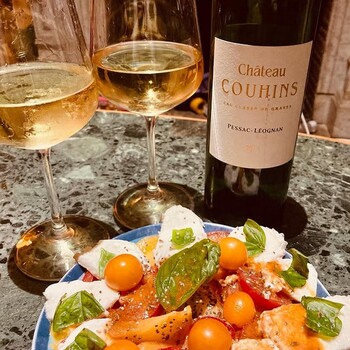 🤍 𝗖𝗵𝗮̂𝘁𝗲𝗮𝘂 𝗖𝗼𝘂𝗵𝗶𝗻𝘀 𝟮𝟬𝟮𝟬 𝗯𝗹𝗮𝗻𝗰, 𝗔𝗽𝗽𝗲𝗹𝗹𝗮𝘁𝗶𝗼𝗻 𝗣𝗲𝘀𝘀𝗮𝗰-𝗟𝗲́𝗼𝗴𝗻𝗮𝗻
L’accord parfait pour vos repas d’été !
Frais, élégant et expressif, ce Pessac-Léognan blanc révèle de superbes notes d’agrumes, de fleurs blanches et une fine touche minérale.
🍅🍃 Et si vous l’accordiez avec une salade de tomates cerises, mozzarella et basilic ? La vivacité du sauvignon blanc sublime la douceur de la mozzarella et la fraîcheur du basilic… Une harmonie simple et éclatante.
🥂 À servir bien frais pour vos déjeuners légers ou apéritifs d’été !

📦 Disponible sur notre site Internet sécurisé 👉 https://jean-merlaut.com/catalogue-des-vins/2999-chateau-couhins-blanc-2020.html

📸 • @mamat_btz | @chateaucouhins 

#jeanmerlautmoment #winelovers #bordeauxwines #jeanmerlaut #jeanmerlautmoments #grandscrus #jeanmerlautteam #terroir #bordeauxlovers #vinsdebordeaux #wineoclock #bordeaux #jeanmerlautviticulteurabaurech #jeanmerlautexperts #baurech #winewinewine #winetime #negociant #SélectionJeanMerlaut #BordeauxMoments #JeanMerlautMoments #GrandsVinsDeBordeaux #WineLovers #BordeauxWines #pessacleognan #châteaucouhins 

𝘓’𝘢𝘣𝘶𝘴 𝘥’𝘢𝘭𝘤𝘰𝘰𝘭 𝘦𝘴𝘵 𝘥𝘢𝘯𝘨𝘦𝘳𝘦𝘶𝘹 𝘱𝘰𝘶𝘳 𝘭𝘢 𝘴𝘢𝘯𝘵𝘦́, 𝘢̀ 𝘤𝘰𝘯𝘴𝘰𝘮𝘮𝘦𝘳 𝘢𝘷𝘦𝘤 𝘮𝘰𝘥𝘦́𝘳𝘢𝘵𝘪𝘰𝘯.