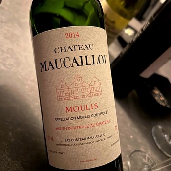 ❄️ 𝗡𝗼𝘀 𝗦𝗼𝗹𝗱𝗲𝘀 𝗱'𝗛𝗶𝘃𝗲𝗿 ! 𝗖𝗵𝗮̂𝘁𝗲𝗮𝘂 𝗠𝗮𝘂𝗰𝗮𝗶𝗹𝗹𝗼𝘂 𝟮𝟬𝟭𝟰 𝗿𝗼𝘂𝗴𝗲, 𝗔𝗽𝗽𝗲𝗹𝗹𝗮𝘁𝗶𝗼𝗻 𝗠𝗼𝘂𝗹𝗶𝘀 
« Bouche franche, charnue, avec une trame tannique très serrée, de la vigueur et une bonne persistance. Énergique.»

Un millésime à la fois élégant et équilibré, révélant toute la finesse du terroir de Moulis-en-Médoc. Château Maucaillou 2014 séduit par sa structure harmonieuse, ses arômes de fruits mûrs et sa belle fraîcheur.

➤ La caisse bois de 6 bouteilles à 114€ TTC au lieu de 138€ TTC c'est par ici 👉 https://jean-merlaut.com/catalogue-des-vins/442-chateau-maucaillou-2014.html

📸 • @keeskaas1991 

#Jeanmerlautmoment #winelovers #bordeauxwines #jeanmerlaut #jeanmerlautmoments #grandscrus #jeanmerlautteam #bordeauxlovers #vinsdebordeaux #grandscrusbordeaux #wineoclock #bordeaux #jeanmerlautviticulteurabaurech #jeanmerlautexperts #baurech #winetime #negociant #jeanmerlautvins #jeanmerlautselection #grandcruclassé #soldes #soldesdhiver #soldeshiver2026 #vinsdebordeaux #millésimes  #grandsvins #achatvin #Maucaillou #ChâteauMaucaillou