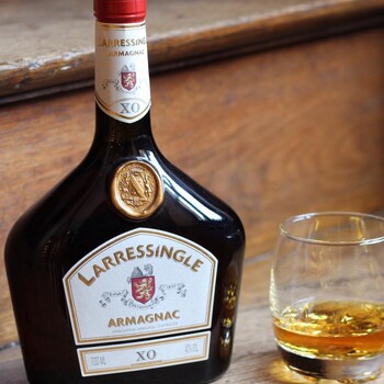 🧡 𝗟𝗮𝗿𝗿𝗲𝘀𝘀𝗶𝗻𝗴𝗹𝗲 𝗔𝗿𝗺𝗮𝗴𝗻𝗮𝗰 𝗫𝗢 🥃
Nos experts vous proposent une sélection de spiritueux ! 
Aujourd'hui, découvrez Larressingle XO, qui assagi par le temps, apporte toute la complexité de l’élevage en fûts, avec des notes fruitées et structurées d’eaux de vie traditionnelles.
Le terme "XO" (Extra Old) pour les Armagnacs indique que l'eau-de-vie la plus jeune de l'assemblage a été vieillie pendant au moins 10 ans en fûts de chêne.
➤ Achetez votre bouteille sur notre site Internet sécurisé 👉 https://jean-merlaut.com/spiritueux/2189-armagnac-xo.html

📸 • @armagnaclarressingle 

#jeanmerlaut #jeanmerlautvins #jeanmerlautselection #bordeaux #jeanmerlautteam #grandcru #bordeauxgrandscrus #grandsvins #vinrouge #redwine #winelovers #winetime #wineoclock #winewinewine #baurech #larressinglearmagnac #armagnac #larressingle #spiritueux