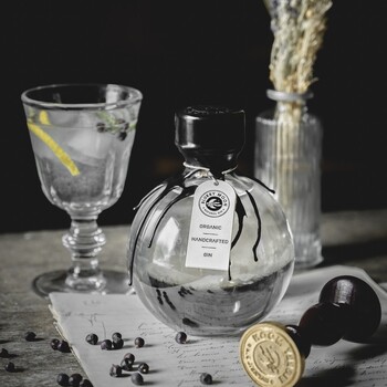 🌙 𝗕𝗹𝘂𝗿𝗿𝘆 𝗠𝗼𝗼𝗻 : 𝗹’𝗲́𝗰𝗹𝗮𝘁 𝗱’𝘂𝗻 𝗴𝗶𝗻 𝗱’𝗲𝘅𝗰𝗲𝗽𝘁𝗶𝗼𝗻 𝗽𝗼𝘂𝗿 𝗶𝗹𝗹𝘂𝗺𝗶𝗻𝗲𝗿 𝘃𝗼𝘀 𝗳𝗲̂𝘁𝗲𝘀 ✨
Pour célébrer la fin d’année, découvrez Blurry Moon signature de la maison Gimet, le gin sélectionné par les experts Jean Merlaut : un spiritueux à la fois délicat, expressif et intensément aromatique.
Ses notes de menthe poivrée mêlée à des notes iodées offrent une expérience de dégustation unique, idéale pour composer un cocktail élégant, accompagner un apéritif festif ou offrir un cadeau d’exception qui sublimera vos moments de fête.

🎁 À offrir ou à partager, Le Gin Blurry Moon est disponible sur notre site Internet sécurisé : www.jean-merlaut.com dans la rubrique Spiritueux !

#blurrymoon #ginblurrymoon #spiritueux #ginfrançais #fêtesdefindannée #idéecadeau #cocktaillovers #savoirfaire #gastronomie #élégancefrançaise #espritdefête #jeanmerlautmoment #jeanmerlaut #jeanmerlautmoments #grandscrus #jeanmerlautteam #bordeauxlovers #bordeaux #jeanmerlautviticulteurabaurech #jeanmerlautexperts #baurech #winewinewine #winetime #negociant #jeanmerlautvins #jeanmerlautselection #noël #fêtesdenoël #cadeaux #fêtes 

𝘓’𝘢𝘣𝘶𝘴 𝘥’𝘢𝘭𝘤𝘰𝘰𝘭 𝘦𝘴𝘵 𝘥𝘢𝘯𝘨𝘦𝘳𝘦𝘶𝘹 𝘱𝘰𝘶𝘳 𝘭𝘢 𝘴𝘢𝘯𝘵𝘦́, 𝘢̀ 𝘤𝘰𝘯𝘴𝘰𝘮𝘮𝘦𝘳 𝘢𝘷𝘦𝘤 𝘮𝘰𝘥𝘦́𝘳𝘢𝘵𝘪𝘰𝘯.