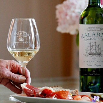 🤍 Château Malartic-Lagravière 2018 blanc, Appellation Pessac-Léognan Blanc | L'excellence des grands blancs de Pessac-Léognan

Élégant, précis et d'une remarquable pureté, Château Malartic-Lagravière Blanc 2018 séduit par son bouquet de fleurs blanches, d'agrumes confits, de pêche et de fruits blancs. En bouche, sa texture soyeuse, son équilibre et sa fraîcheur lui confèrent une superbe longueur, faisant de ce millésime un véritable vin de gastronomie.
Déjà magnifique aujourd'hui, il possède également un excellent potentiel de garde pour les amateurs de grands blancs de Bordeaux.

✨ Disponible dès maintenant sur notre site Internet sécurisé 👉 https://jean-merlaut.com/catalogue-des-vins/2345-chateau-malartic-lagraviere-blanc-2018.html

#jeanmerlaut #chateaumalarticlagraviere #malarticlagraviere #pessacleognan #vinblanc #cruclasse #bordeauxwine #winelovers #vinsdebordeaux #jeanmerlautselection #accordmetsvins #grandsvins #wineoclock

📸 • @malarticlagraviere 

𝘓’𝘢𝘣𝘶𝘴 𝘥’𝘢𝘭𝘤𝘰𝘰𝘭 𝘦𝘴𝘵 𝘥𝘢𝘯𝘨𝘦𝘳𝘦𝘶𝘹 𝘱𝘰𝘶𝘳 𝘭𝘢 𝘴𝘢𝘯𝘵𝘦́, 𝘢̀ 𝘤𝘰𝘯𝘴𝘰𝘮𝘮𝘦𝘳 𝘢𝘷𝘦𝘤 𝘮𝘰𝘥𝘦́𝘳𝘢𝘵𝘪𝘰𝘯.
