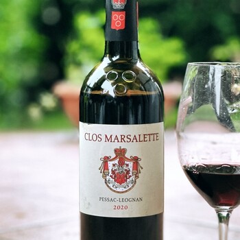 🍂 FOIRE AUX VINS D’AUTOMNE | Clos Marsalette 2020 🍷

Un Pessac-Léognan de caractère à prix très séduisant !
Pour notre Foire aux Vins d’Automne, les experts Jean Merlaut ont sélectionné le Clos Marsalette 2020, une cuvée qui conjugue élégance, gourmandise et fraîcheur.

🍇 Au nez, retrouvez un superbe panier de fruits noirs, cassis et mûre, accompagné de notes de violette et d’épices. En bouche, une matière juteuse et souple, des tanins moelleux et une finale fraîche et persistante.

💥 À seulement 102 € TTC la caisse bois de 6 bouteilles, soit 17 € la bouteille !
👉 Retrouvez le Clos Marsalette 2020 sur notre site Internet sécurisé (lien dans notre bio)

📸 •@emilianocecereilsignorvino (photo retouchée)

#jeanmerlaut #foireauxvins #foireauxvinsautomne #closmarsalette #pessacleognan #pessacleognanrouge #bordeauxwine #vinsdebordeaux #vinrouge #grandvin #selectionjeanmerlaut #jeanmerlautexperts #winelovers #wineoclock #accordmetsvins #bordeauxlovers #bonsplansvin #vinsdequalite #grandsvins #bordeaux

𝘓’𝘢𝘣𝘶𝘴 𝘥’𝘢𝘭𝘤𝘰𝘰𝘭 𝘦𝘴𝘵 𝘥𝘢𝘯𝘨𝘦𝘳𝘦𝘶𝘹 𝘱𝘰𝘶𝘳 𝘭𝘢 𝘴𝘢𝘯𝘵𝘦́, 𝘢̀ 𝘤𝘰𝘯𝘴𝘰𝘮𝘮𝘦𝘳 𝘢𝘷𝘦𝘤 𝘮𝘰𝘥𝘦́𝘳𝘢𝘵𝘪𝘰𝘯.